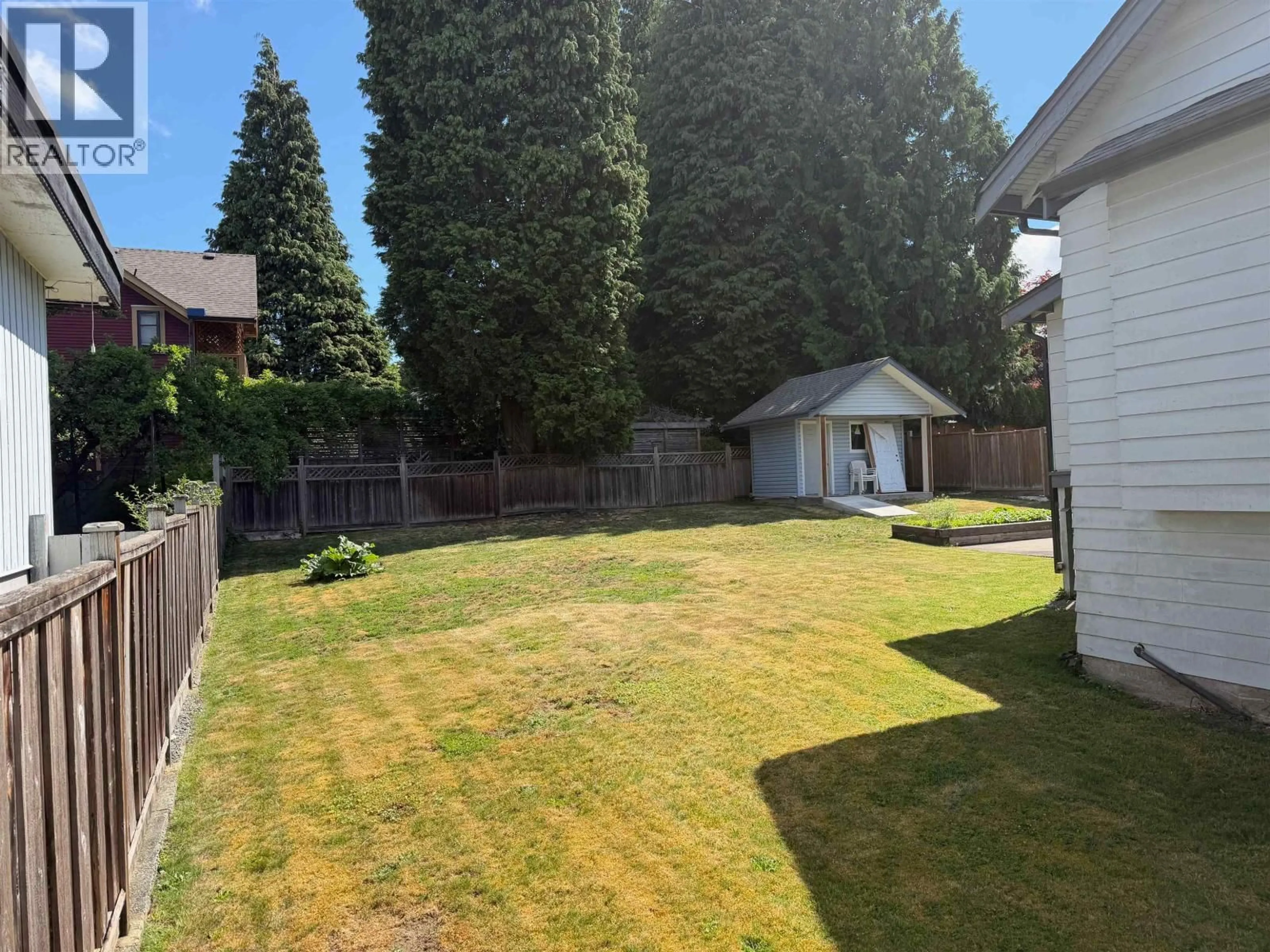 A pic from outside/outdoor area/front of a property/back of a property/a pic from drone, unknown for 609 FOURTH STREET, New Westminster British Columbia V3L2V8