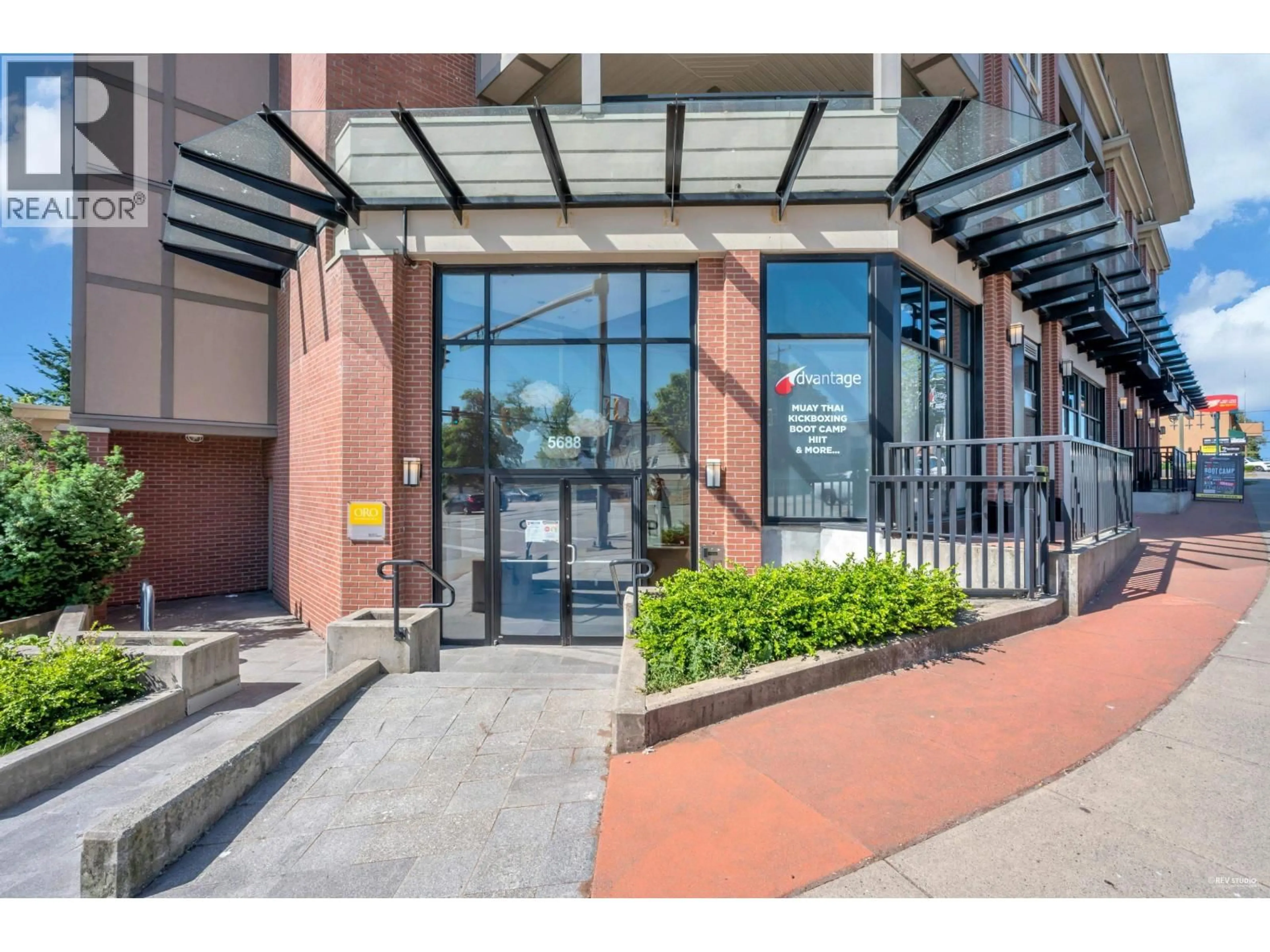 Indoor foyer for 401 - 5688 HASTINGS STREET, Burnaby British Columbia V5B1R4