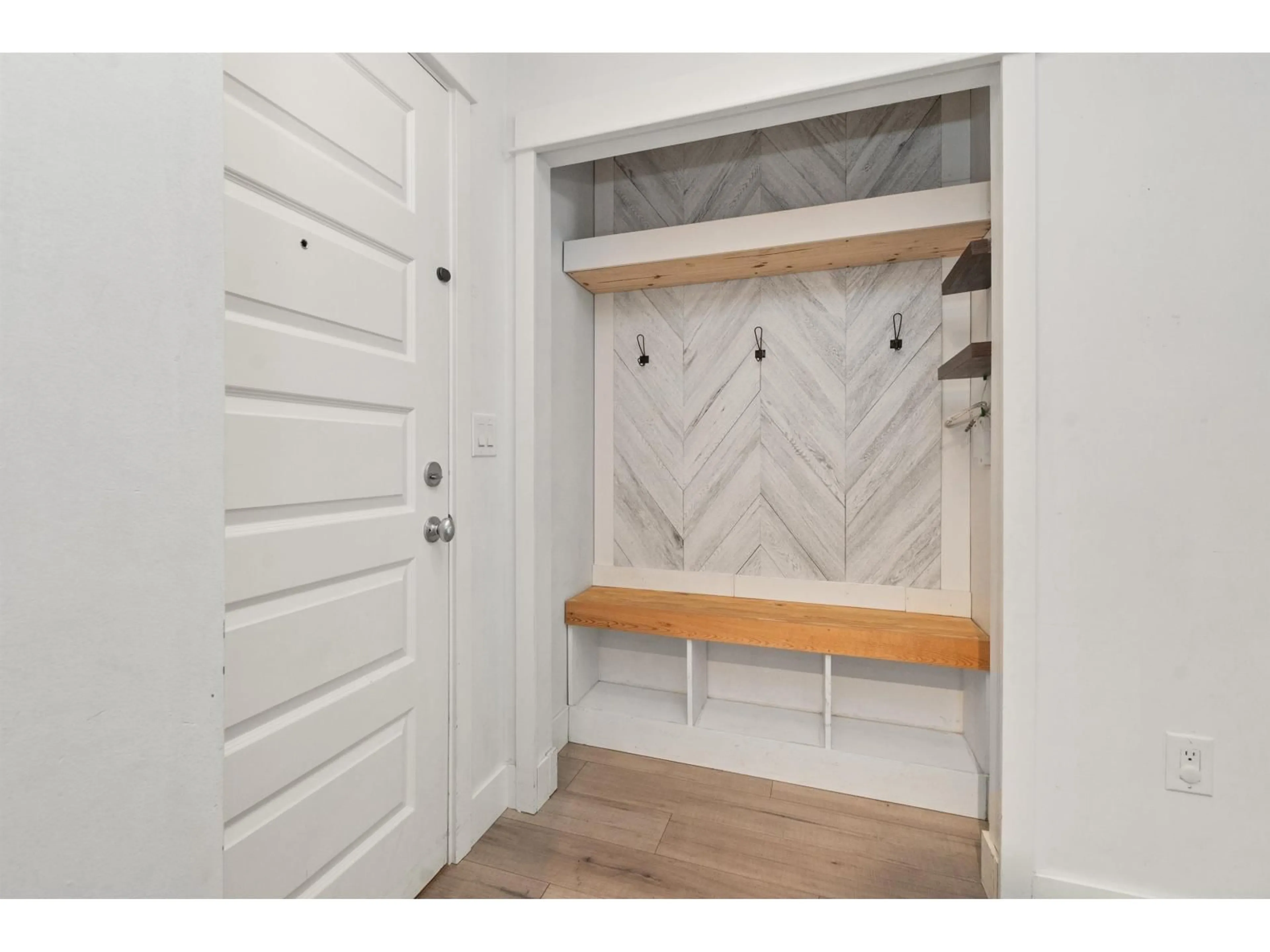 Indoor entryway for 223 - 2515 PARK DRIVE, Abbotsford British Columbia V2S0B2