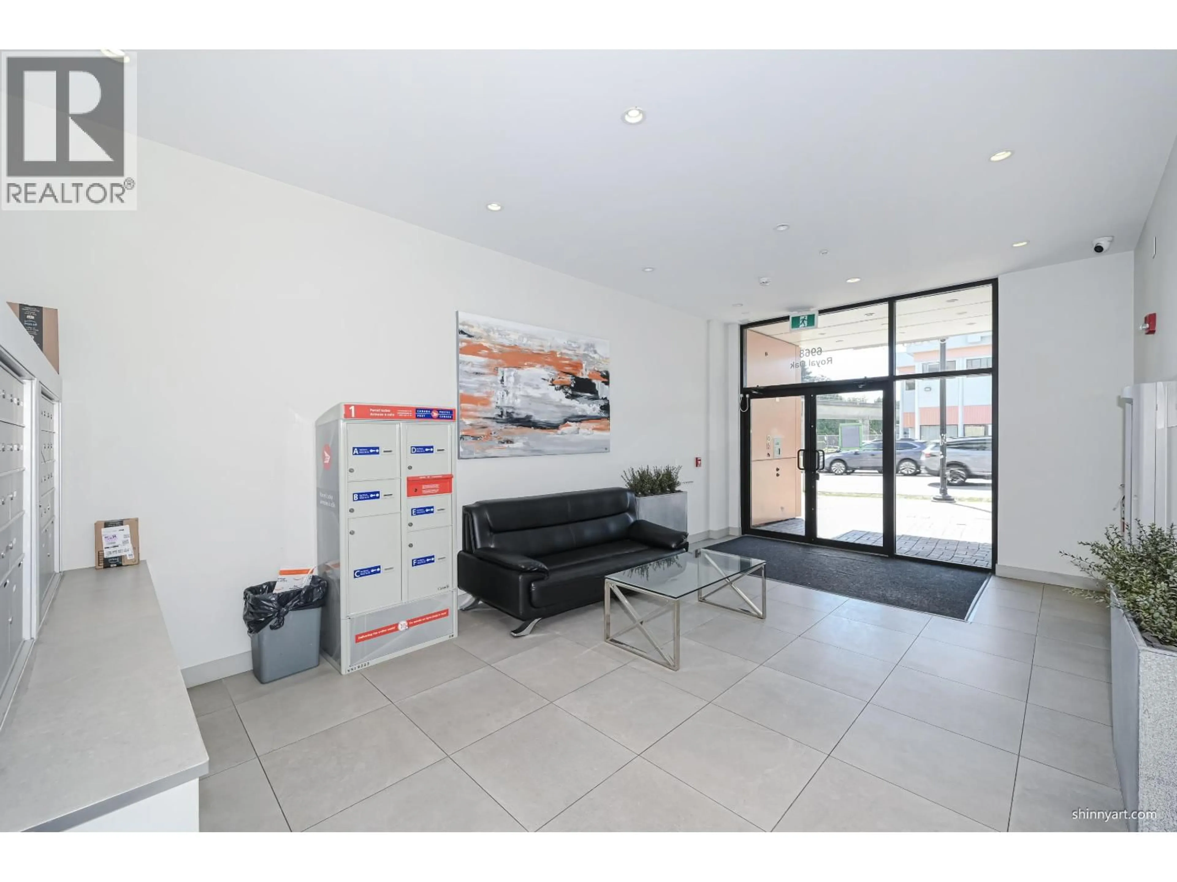 Indoor foyer for 406 - 6968 ROYAL OAK AVENUE, Burnaby British Columbia V5J4J2
