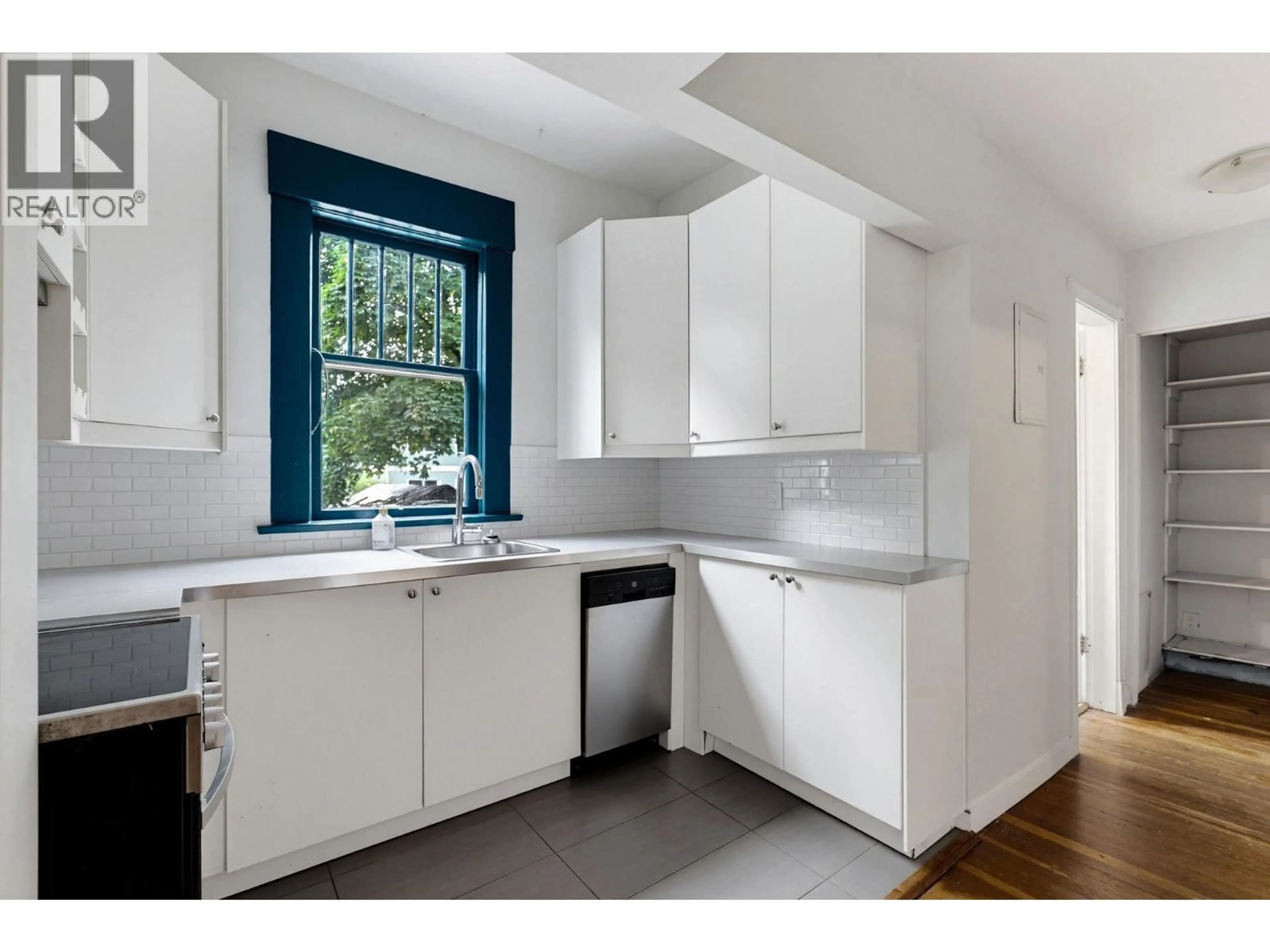 Standard kitchen, unknown for 1924 KITCHENER STREET, Vancouver British Columbia V5L2W7