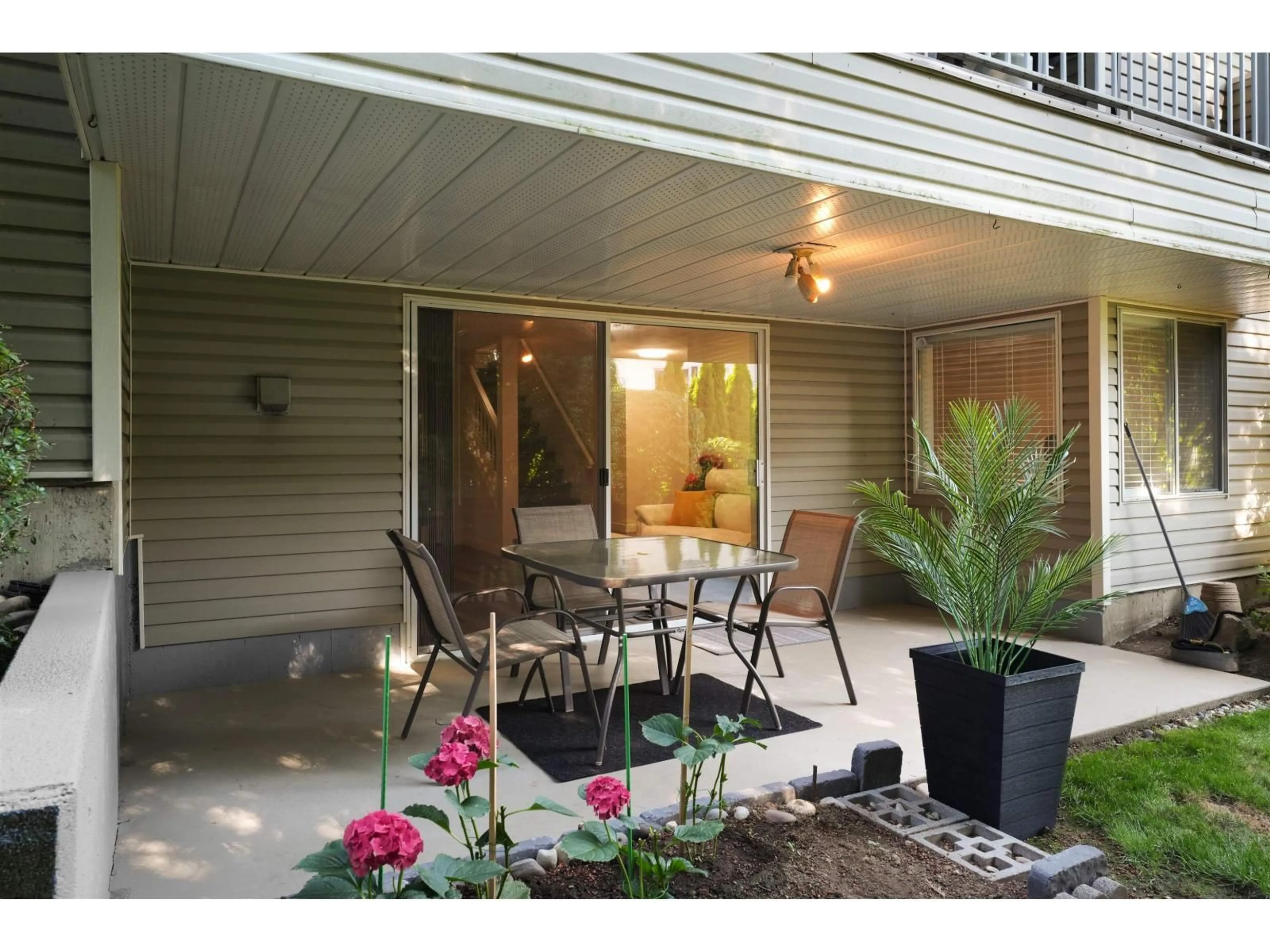 Patio, street for 21 - 32615 MURRAY AVENUE, Abbotsford British Columbia V2T4T8