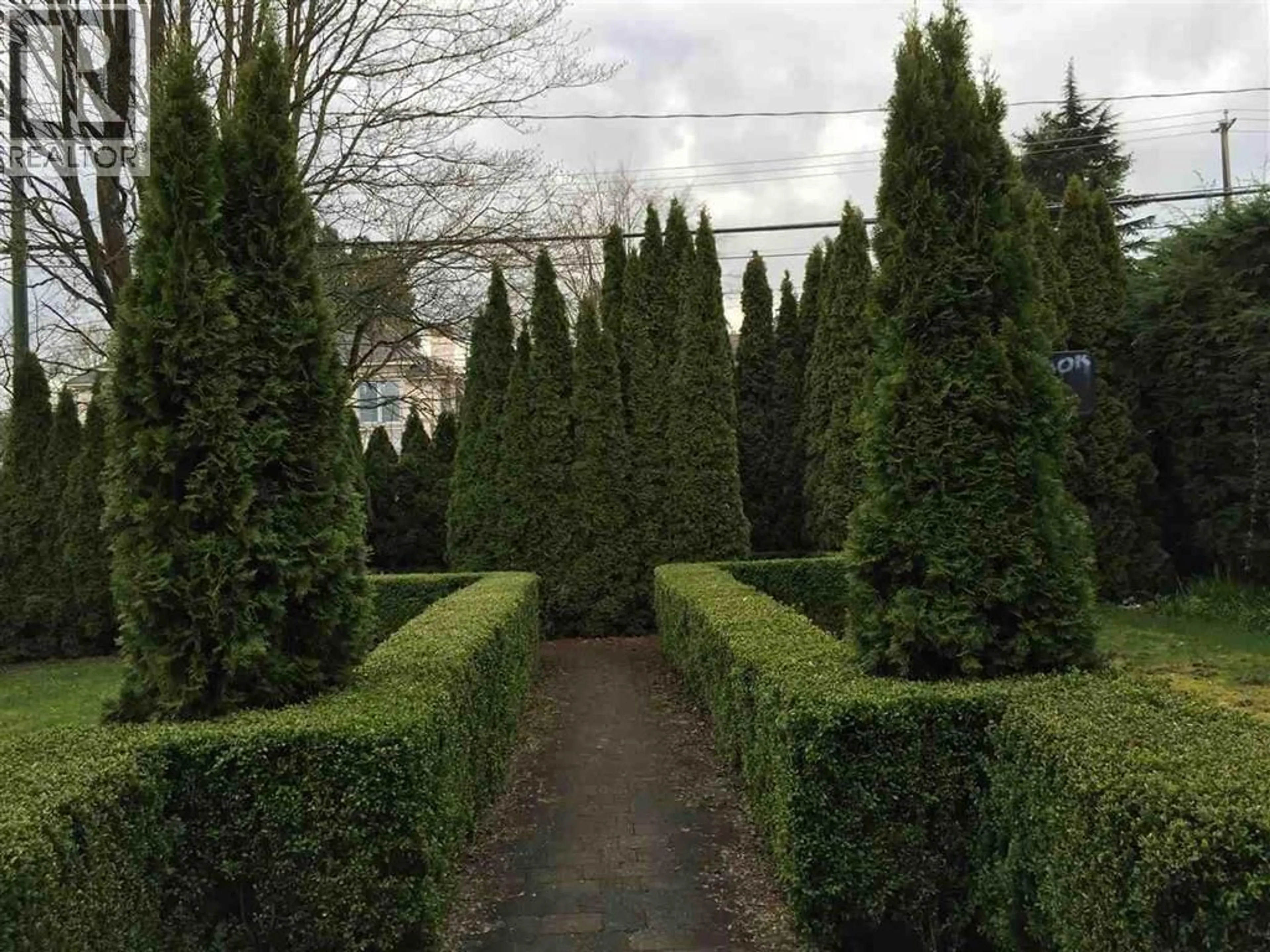 A pic from outside/outdoor area/front of a property/back of a property/a pic from drone, forest/trees view for 4633 4TH AVENUE, Vancouver British Columbia V6R1R6