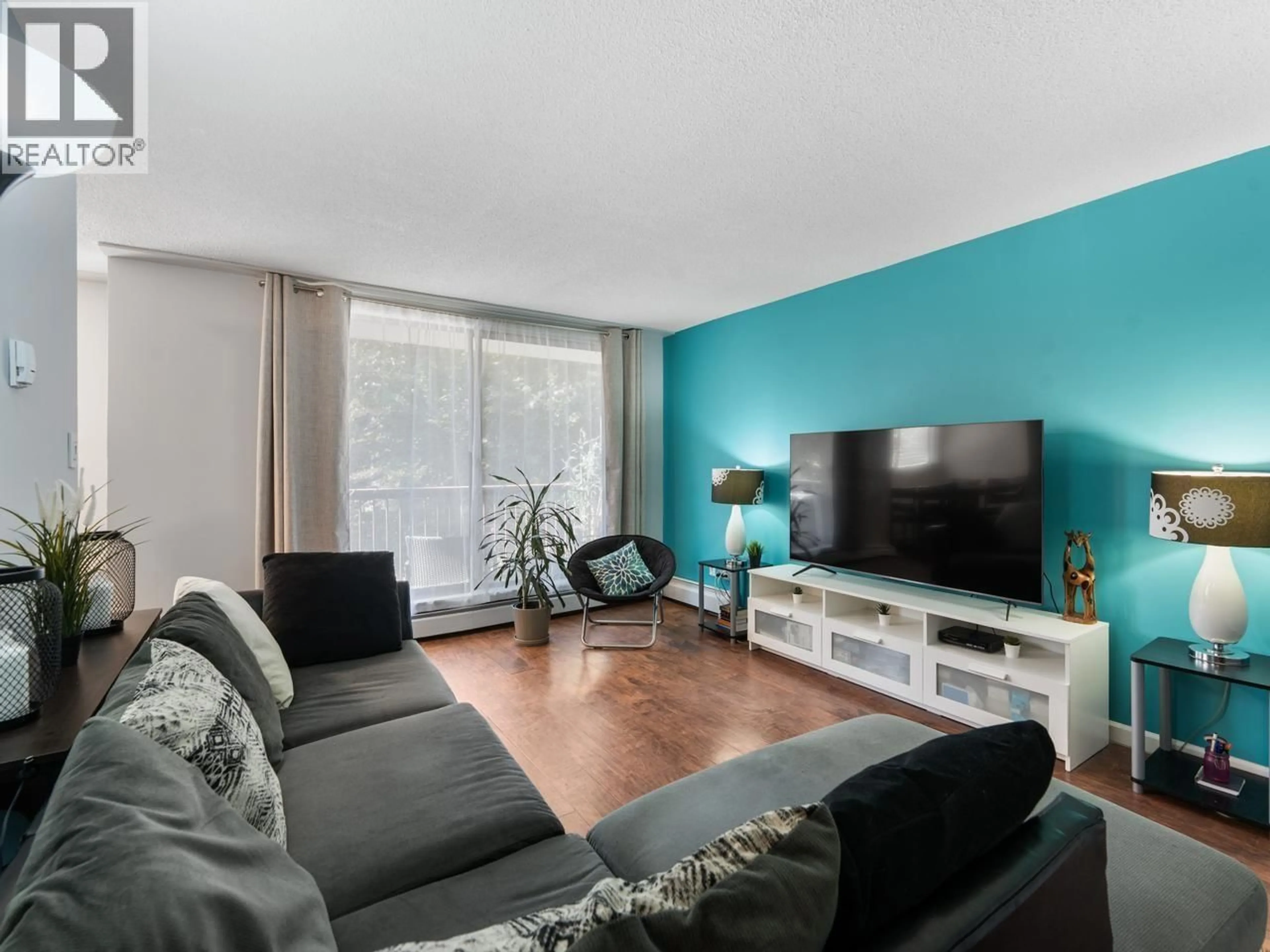 Living room with furniture, wood/laminate floor for 404 - 320 ROYAL AVENUE, New Westminster British Columbia V3L5C6