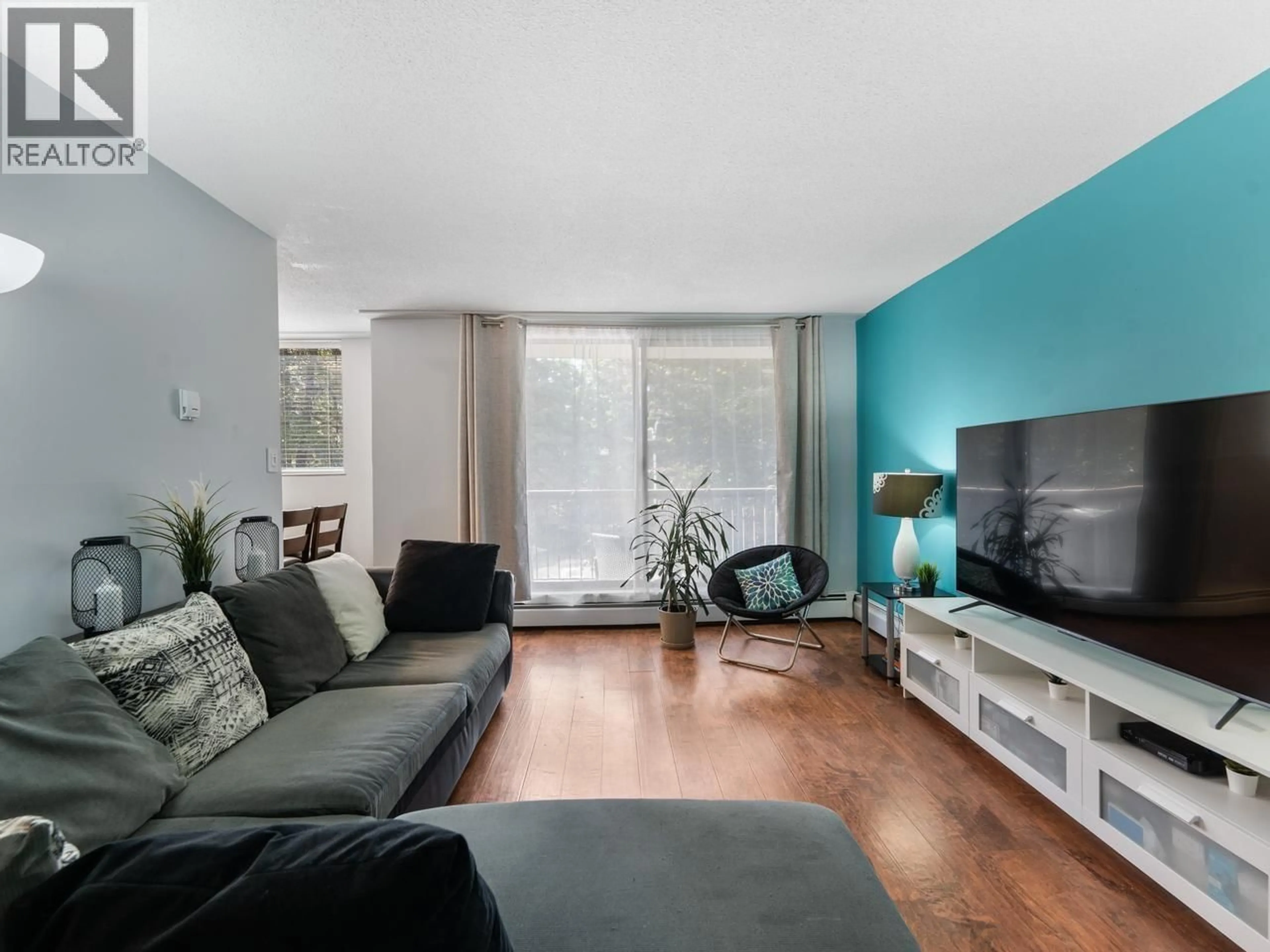 Living room with furniture, unknown for 404 - 320 ROYAL AVENUE, New Westminster British Columbia V3L5C6
