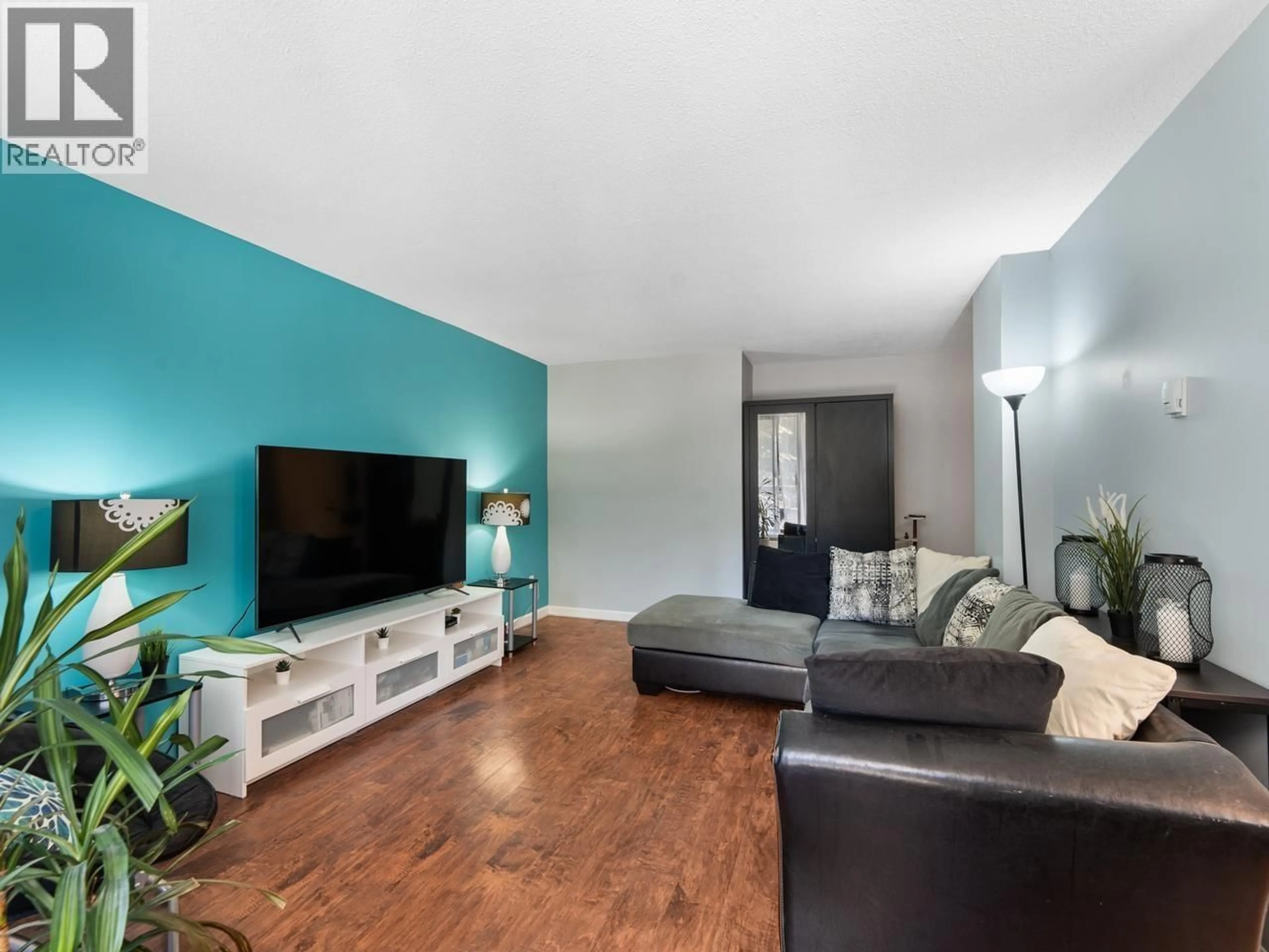 Living room with furniture, wood/laminate floor for 404 - 320 ROYAL AVENUE, New Westminster British Columbia V3L5C6