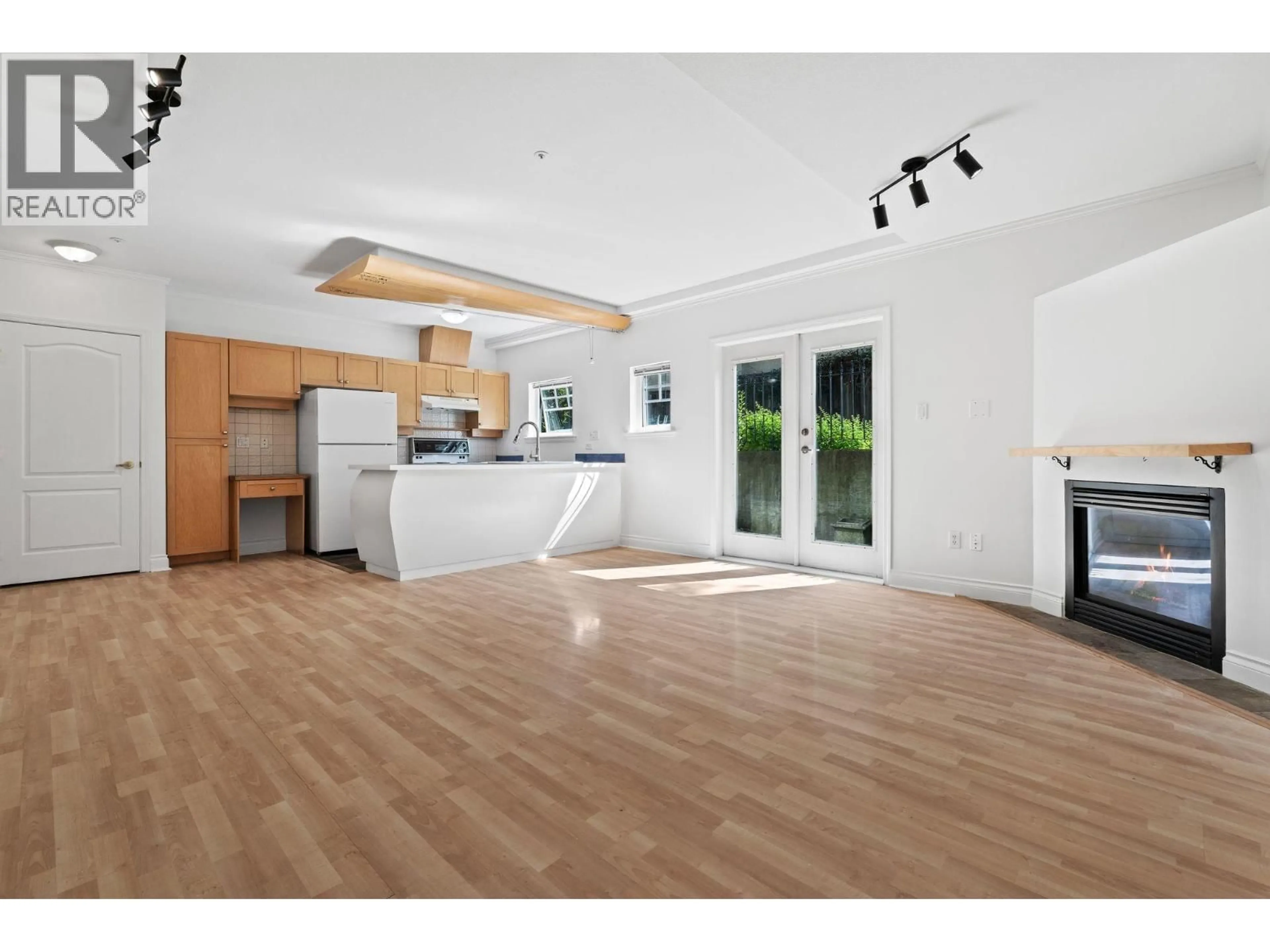 Open concept kitchen, wood/laminate floor for 3027 7TH AVENUE, Vancouver British Columbia V6K1Z7