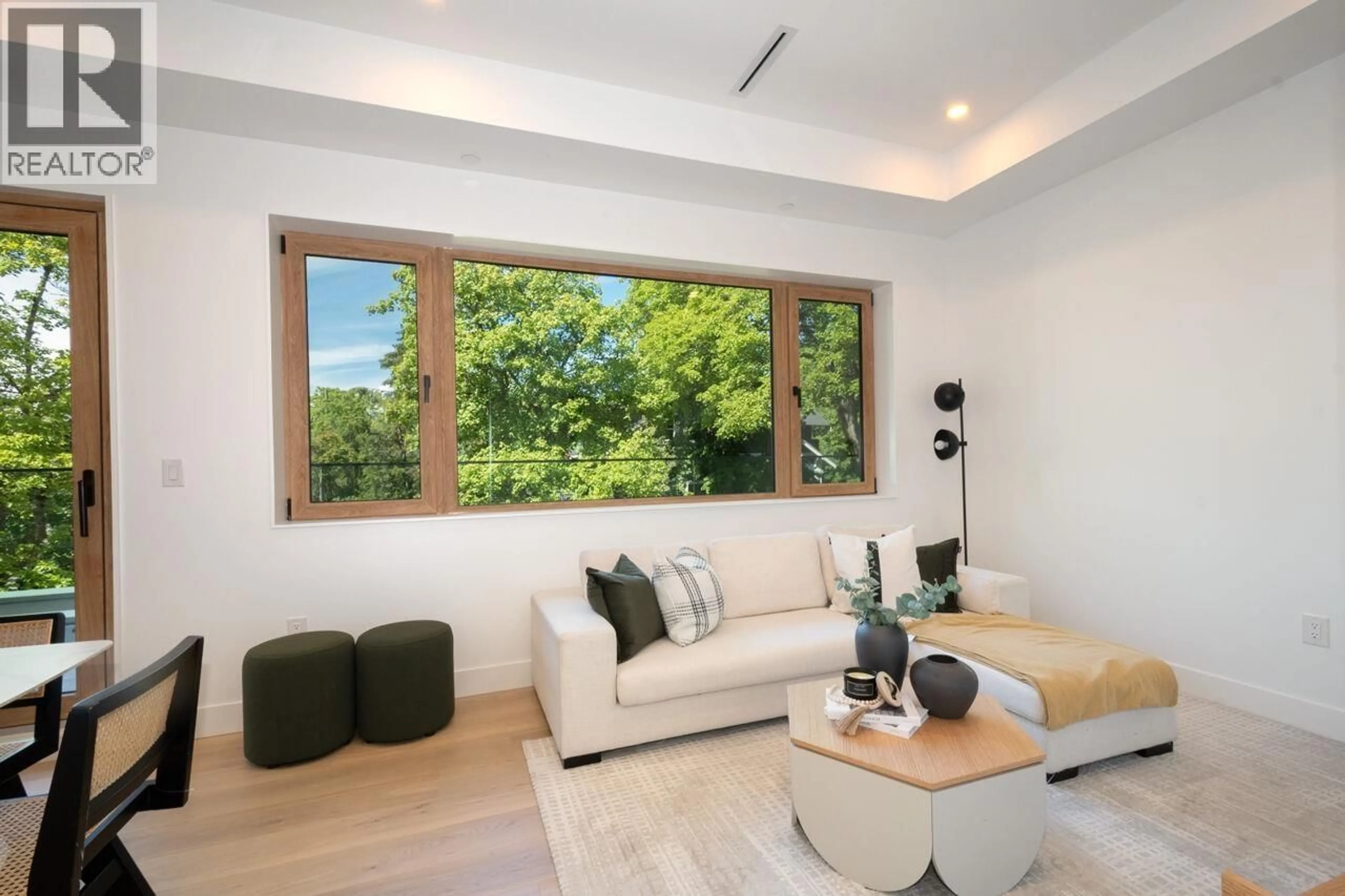 Living room with furniture, wood/laminate floor for 1 - 3120 11TH AVENUE, Vancouver British Columbia V6K2M7