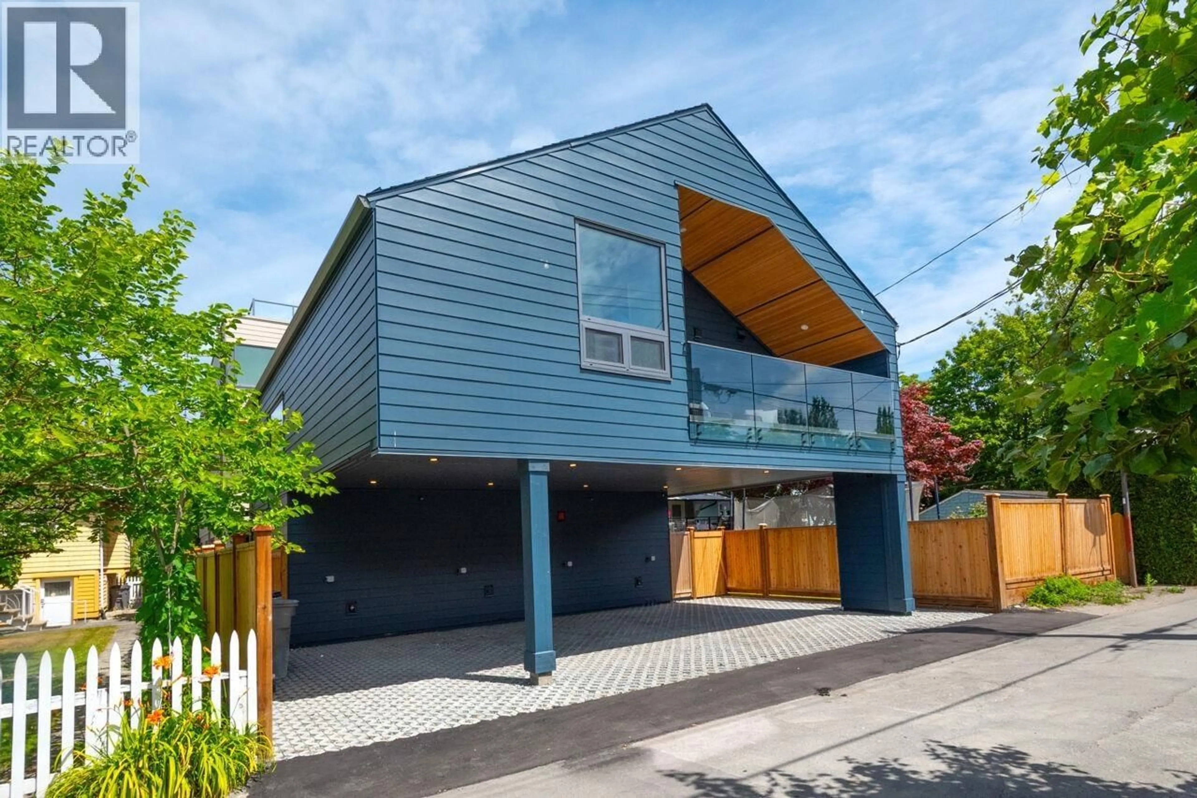 Home with vinyl exterior material, street for 3122 11TH AVENUE, Vancouver British Columbia V6K2M7