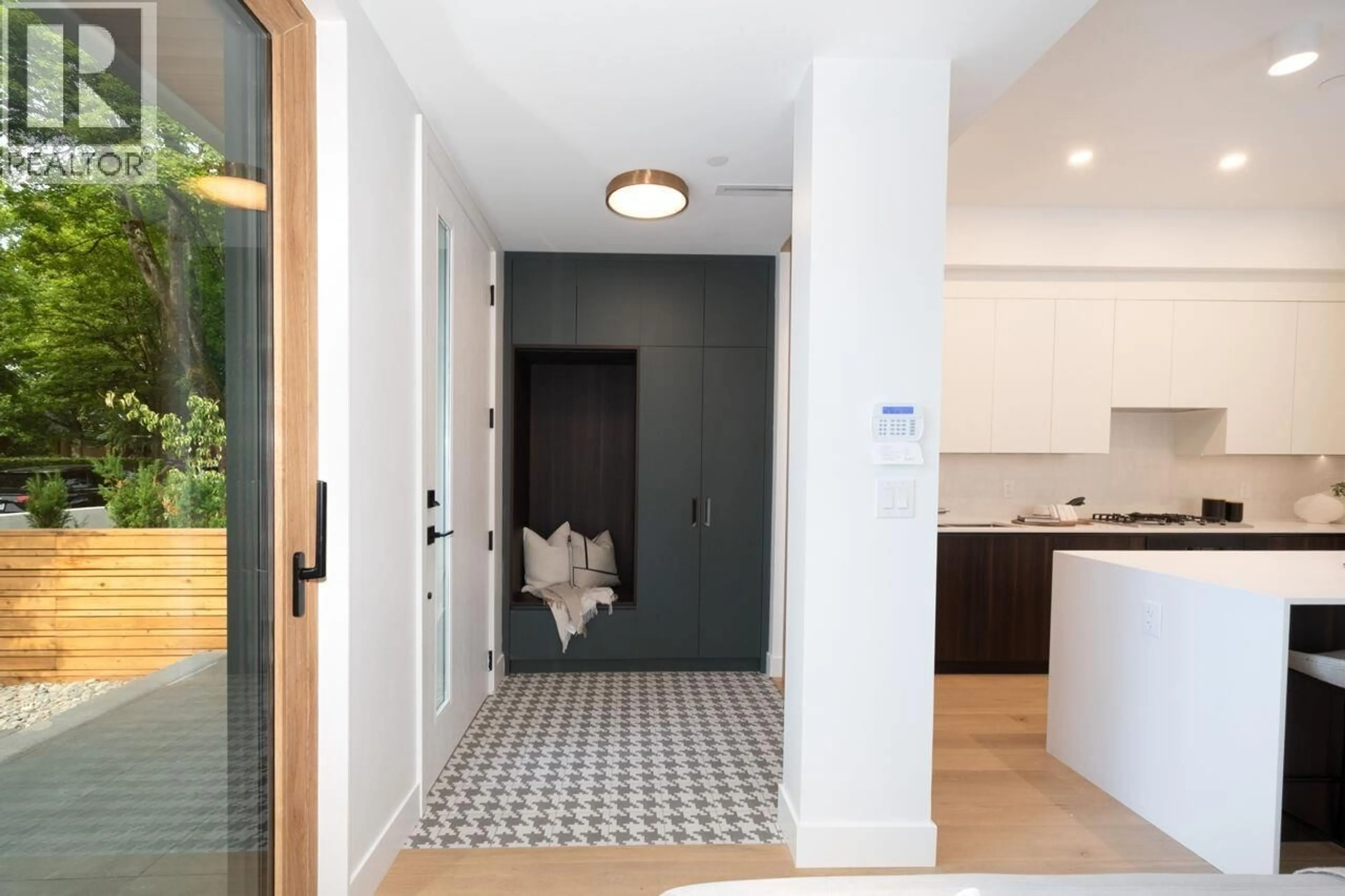 Indoor entryway for 3 - 3120 11TH AVENUE, Vancouver British Columbia V6K2M7