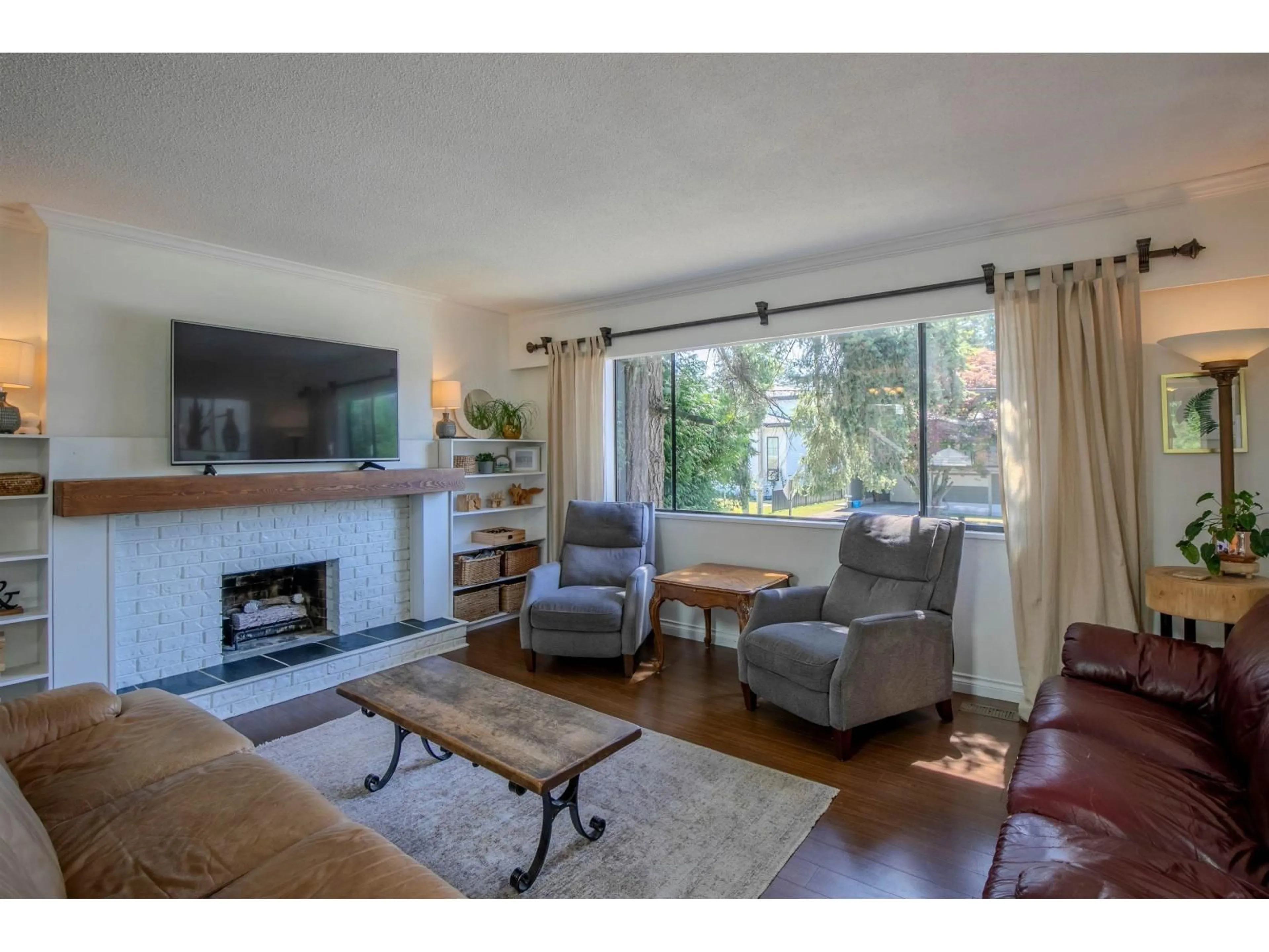 Living room with furniture, wood/laminate floor for 11307 83 AVENUE, Delta British Columbia V4C7B9
