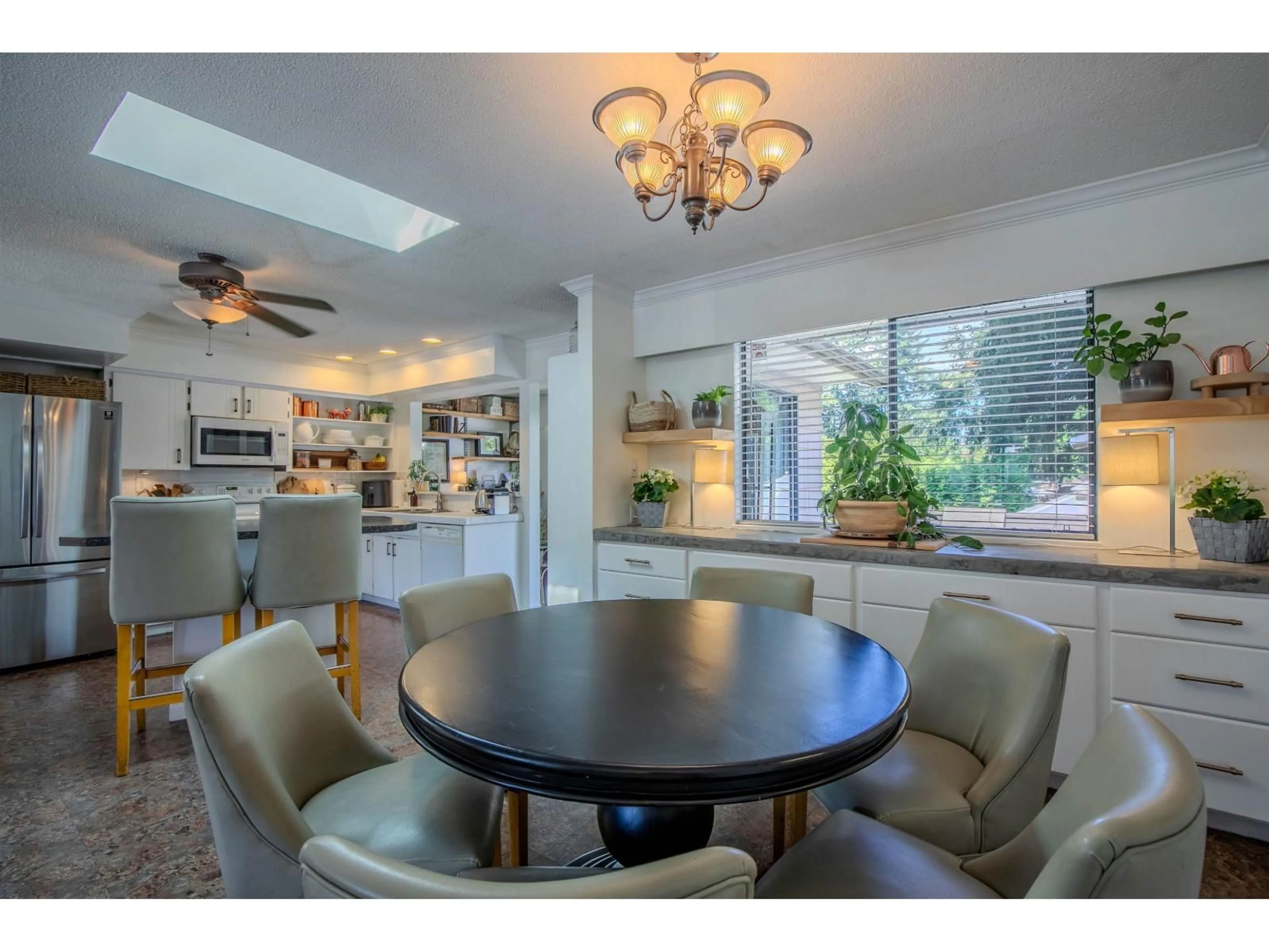 Open concept kitchen, unknown for 11307 83 AVENUE, Delta British Columbia V4C7B9