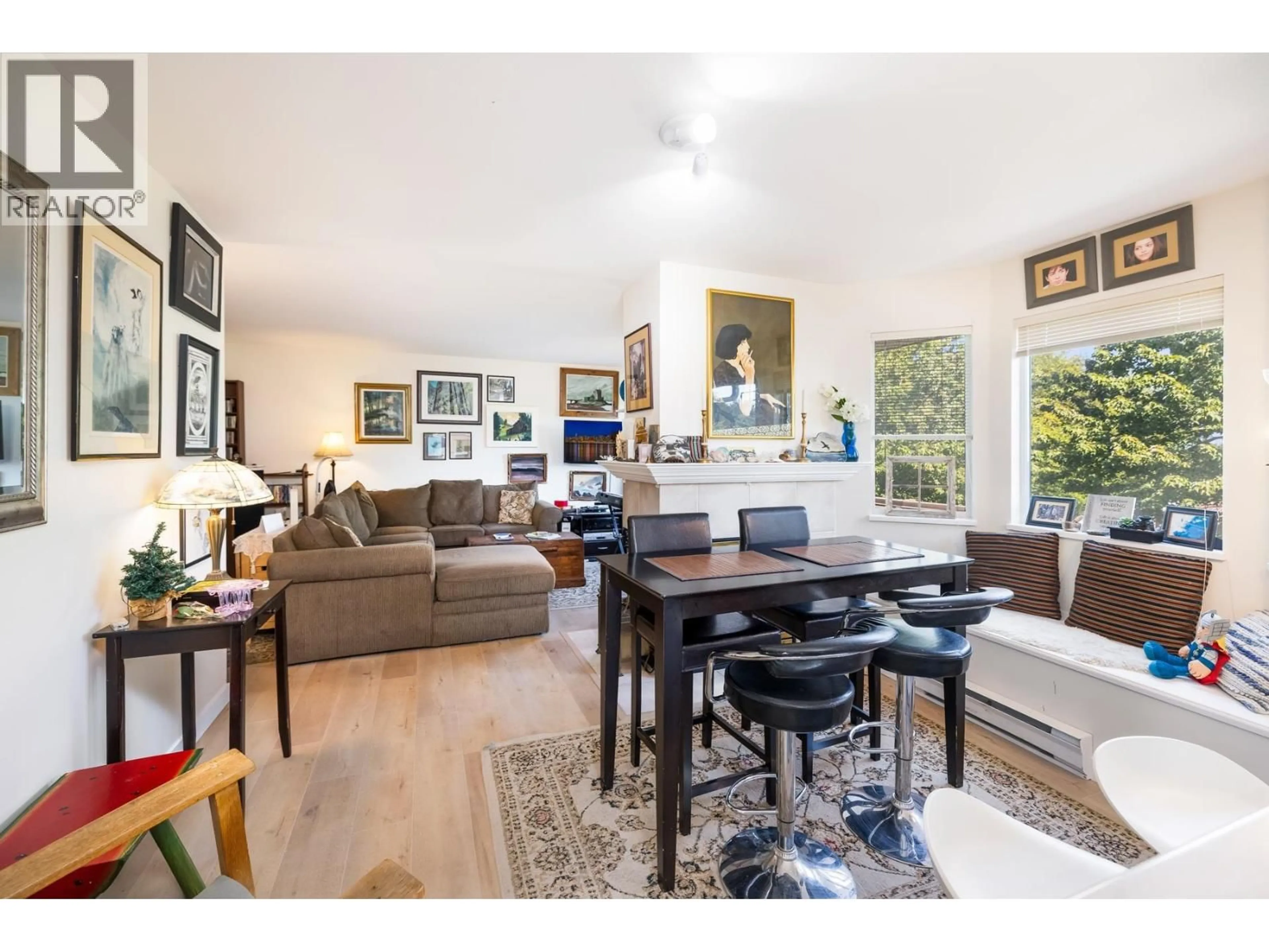 Living room with furniture, wood/laminate floor for 304 - 3183 ESMOND AVENUE, Burnaby British Columbia V5G4V6