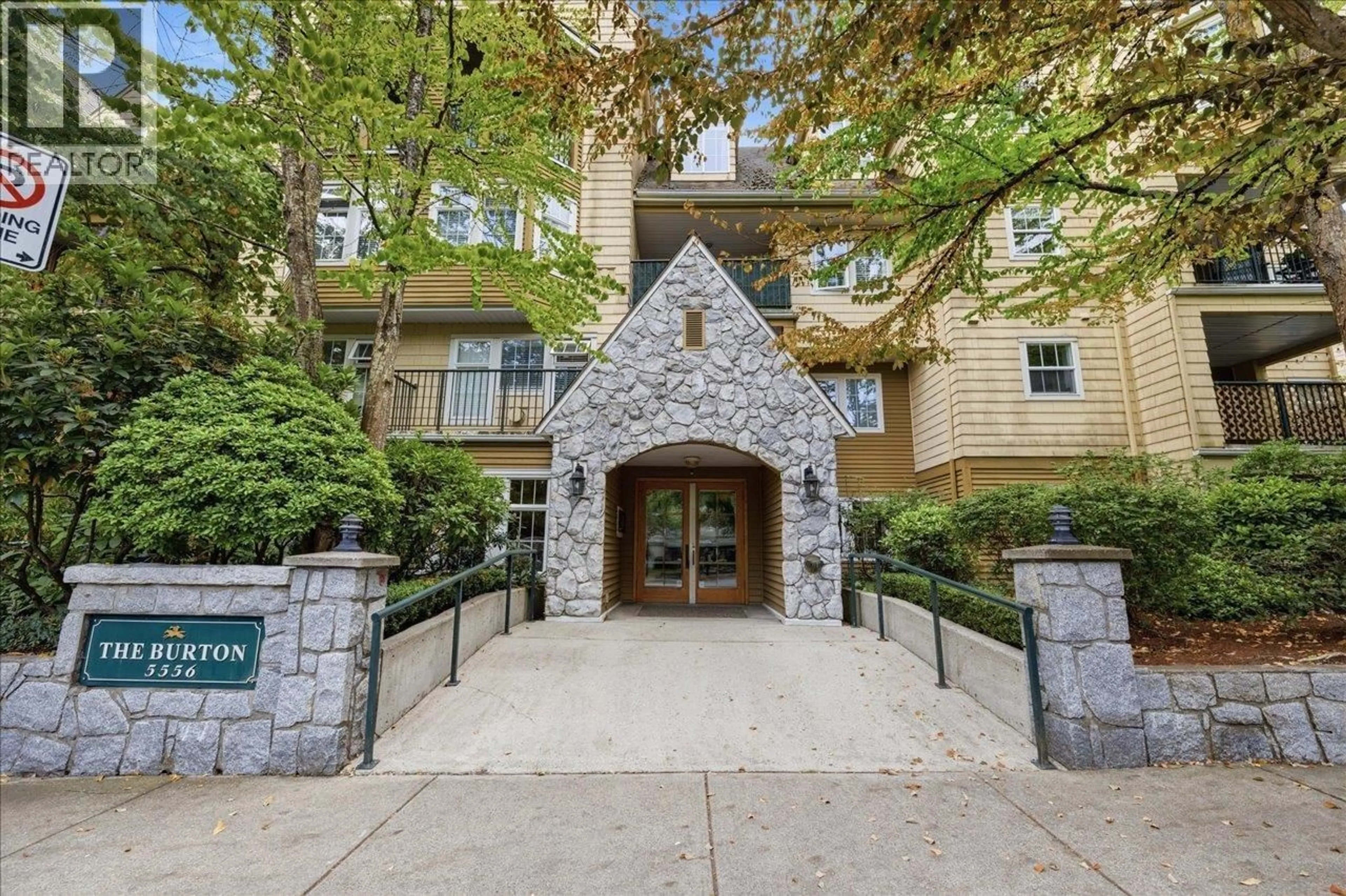 Indoor foyer for 105 - 5556 14 AVENUE, Delta British Columbia V4M4E7