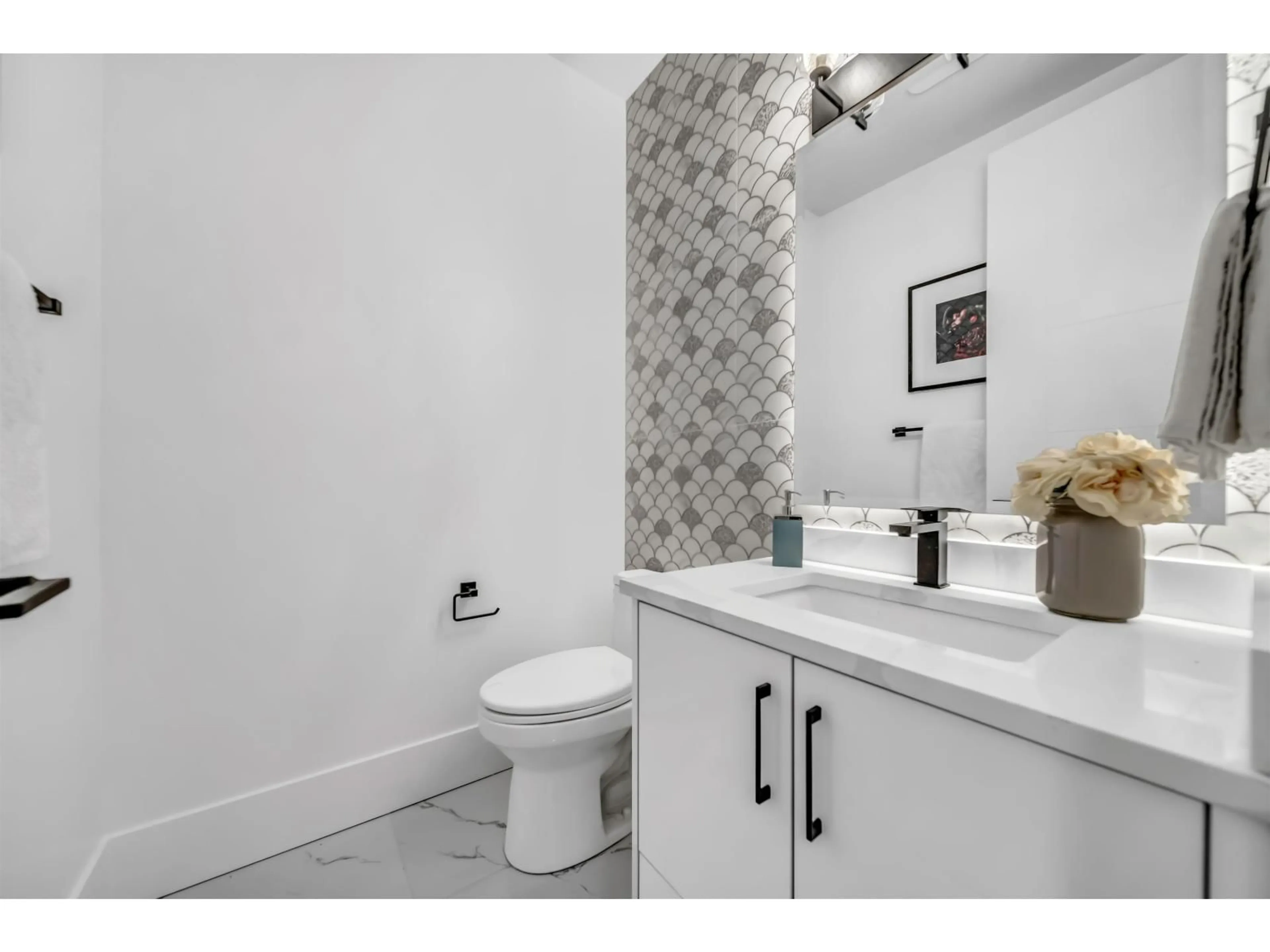 Standard bathroom, ceramic/tile floor for 2699 VALEMONT CRESCENT, Abbotsford British Columbia V2T3V6