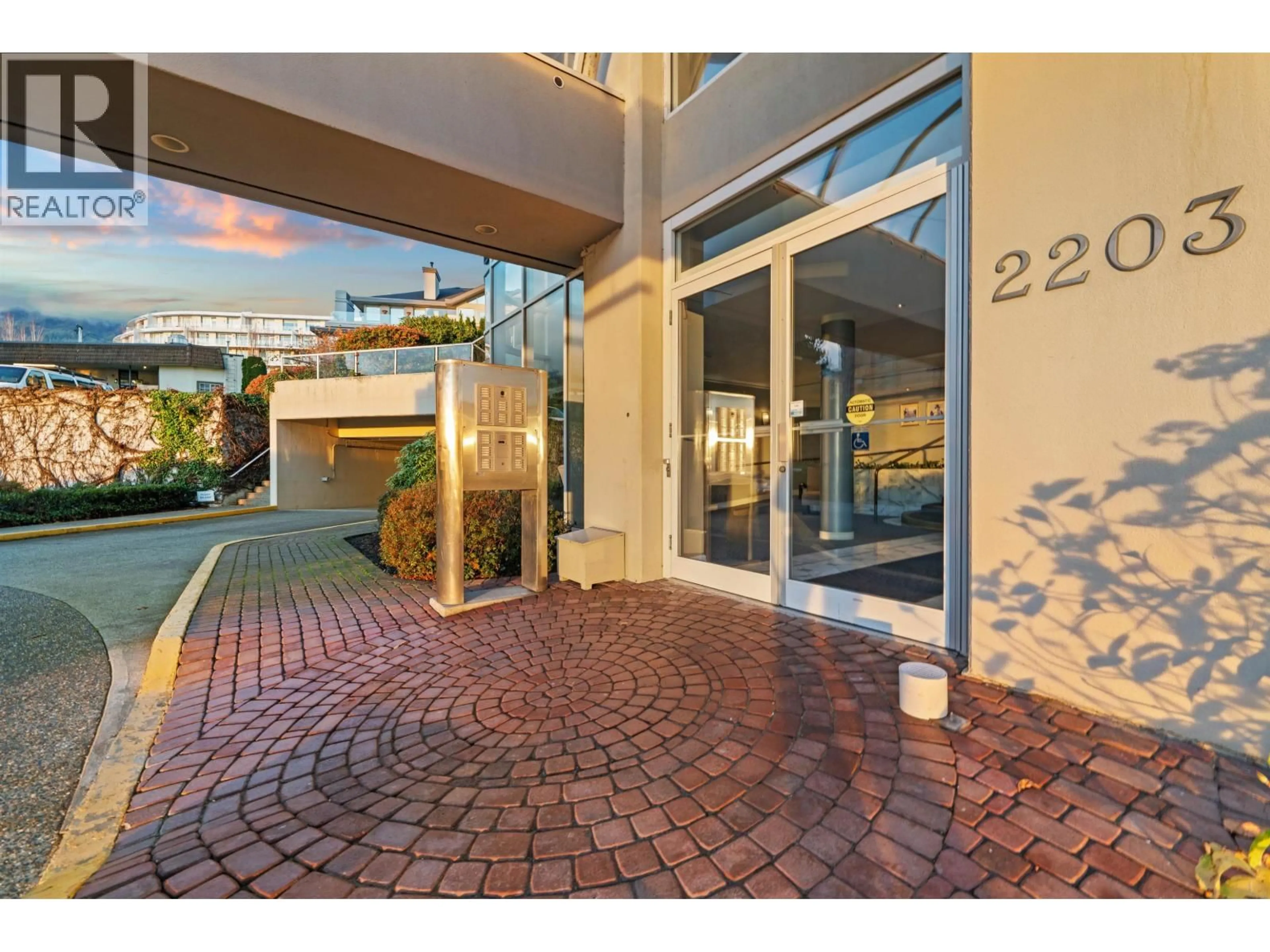 Indoor foyer for 201 - 2203 BELLEVUE AVENUE, West Vancouver British Columbia V7V4V7