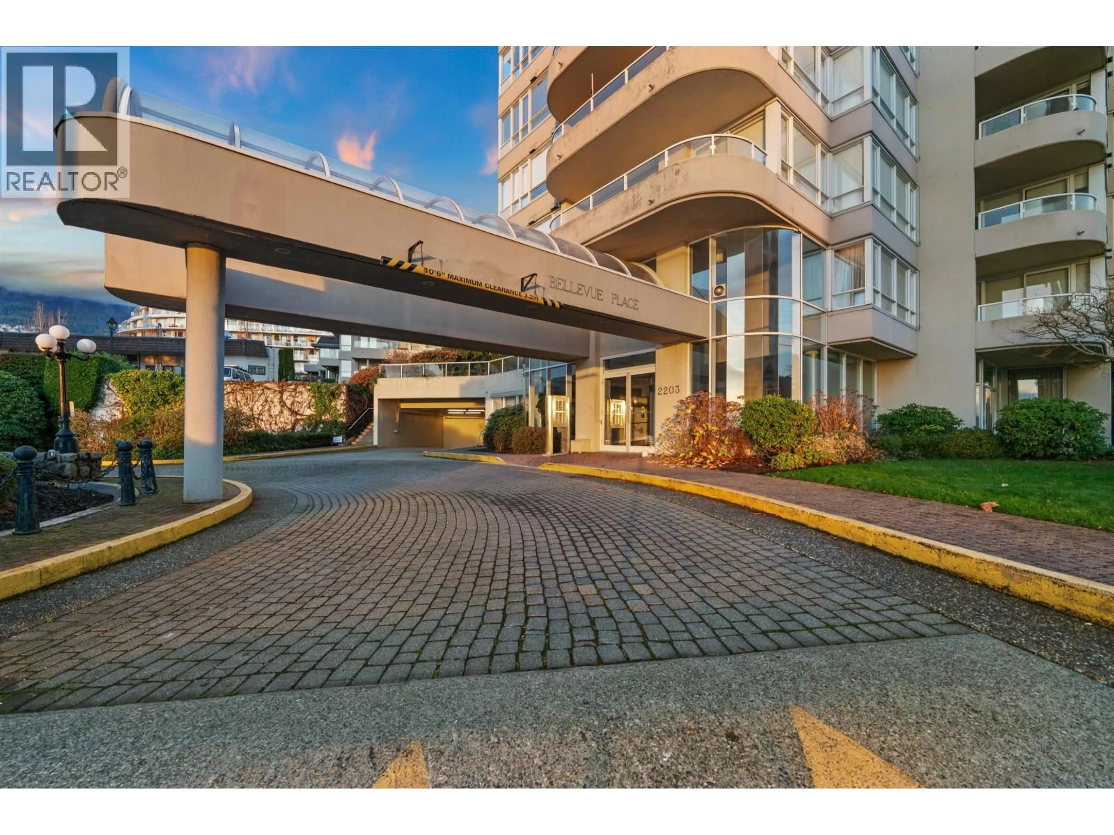 Indoor foyer for 201 - 2203 BELLEVUE AVENUE, West Vancouver British Columbia V7V4V7