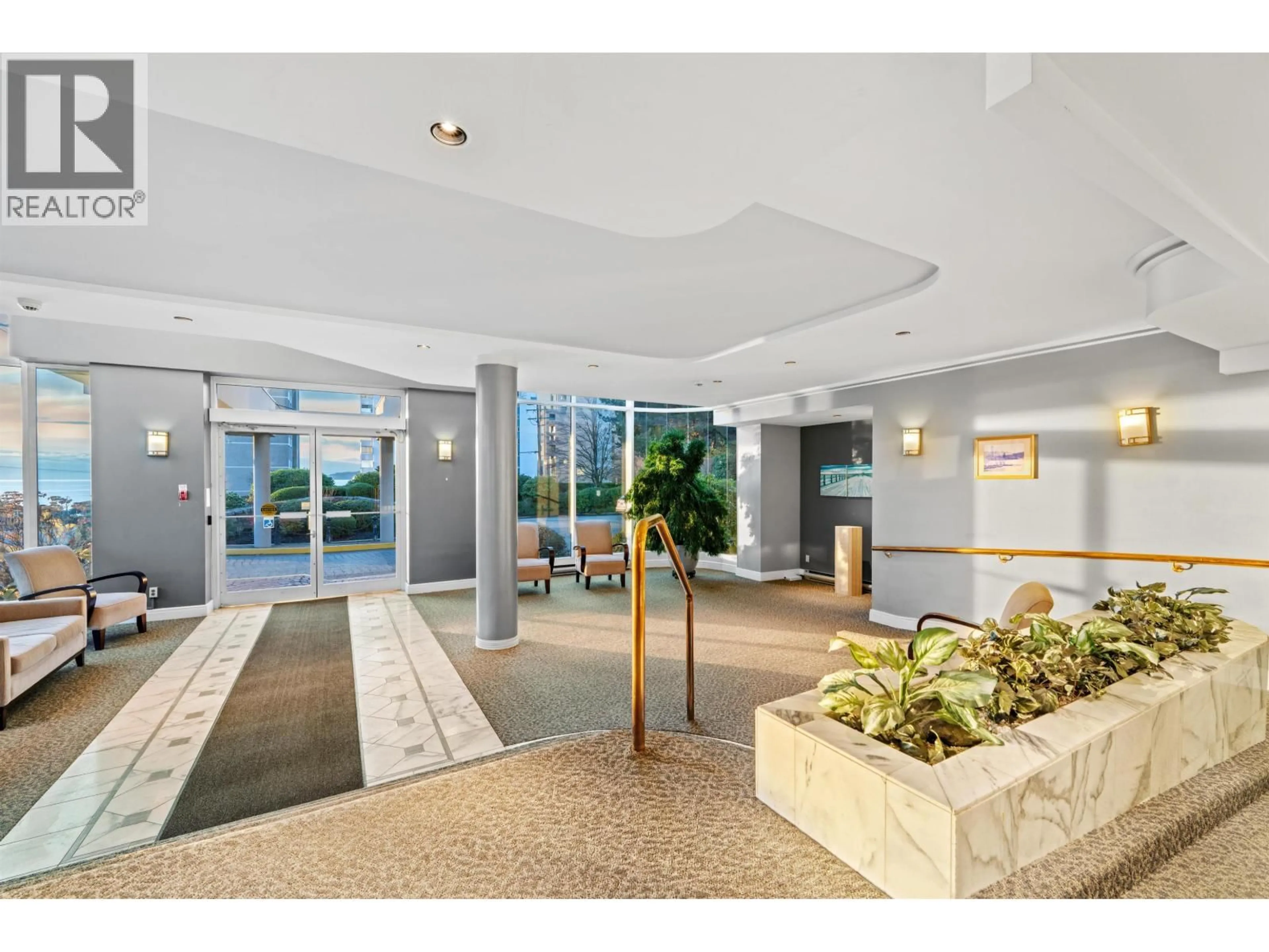 Indoor foyer for 201 - 2203 BELLEVUE AVENUE, West Vancouver British Columbia V7V4V7