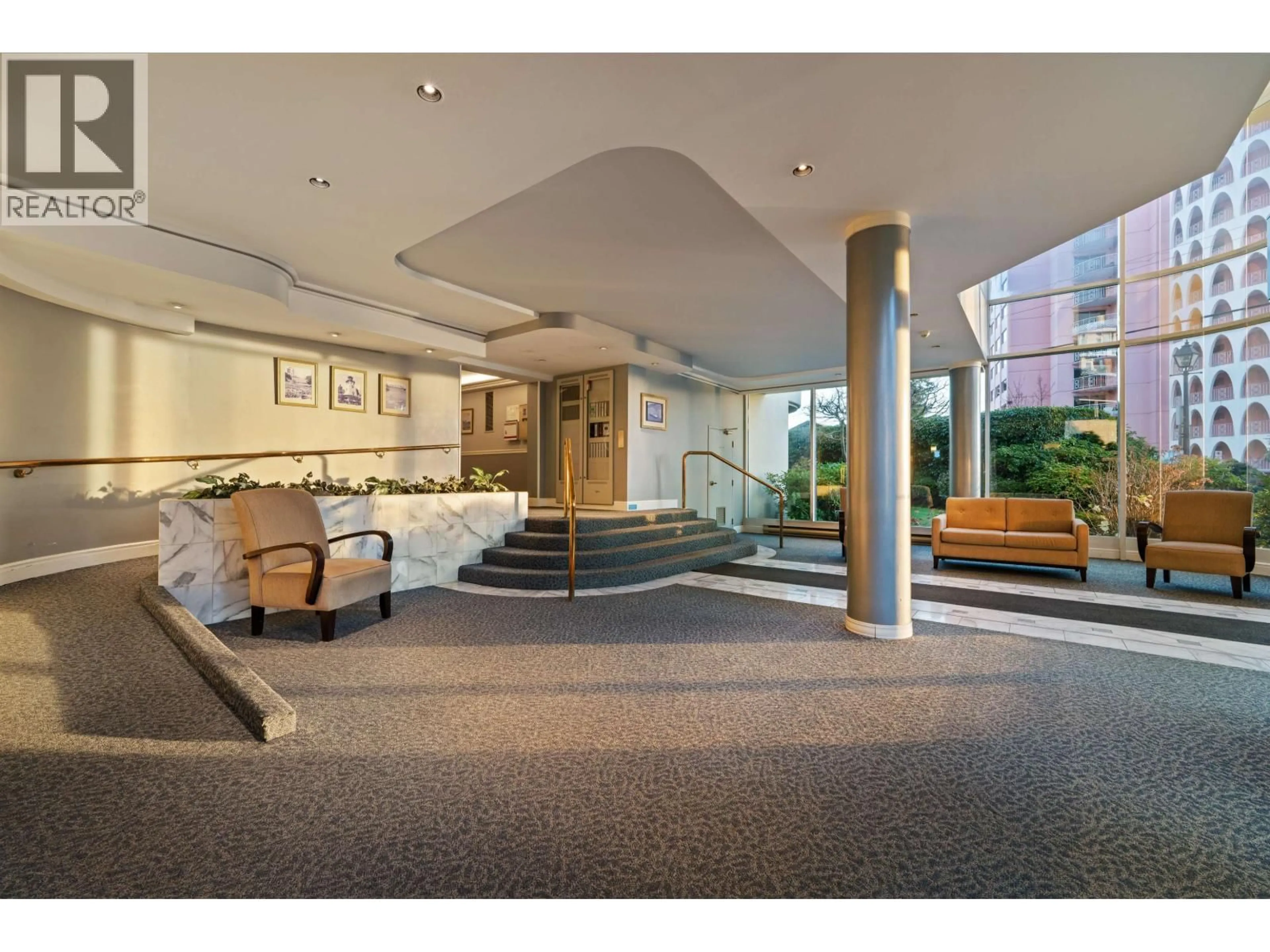 Indoor foyer for 201 - 2203 BELLEVUE AVENUE, West Vancouver British Columbia V7V4V7