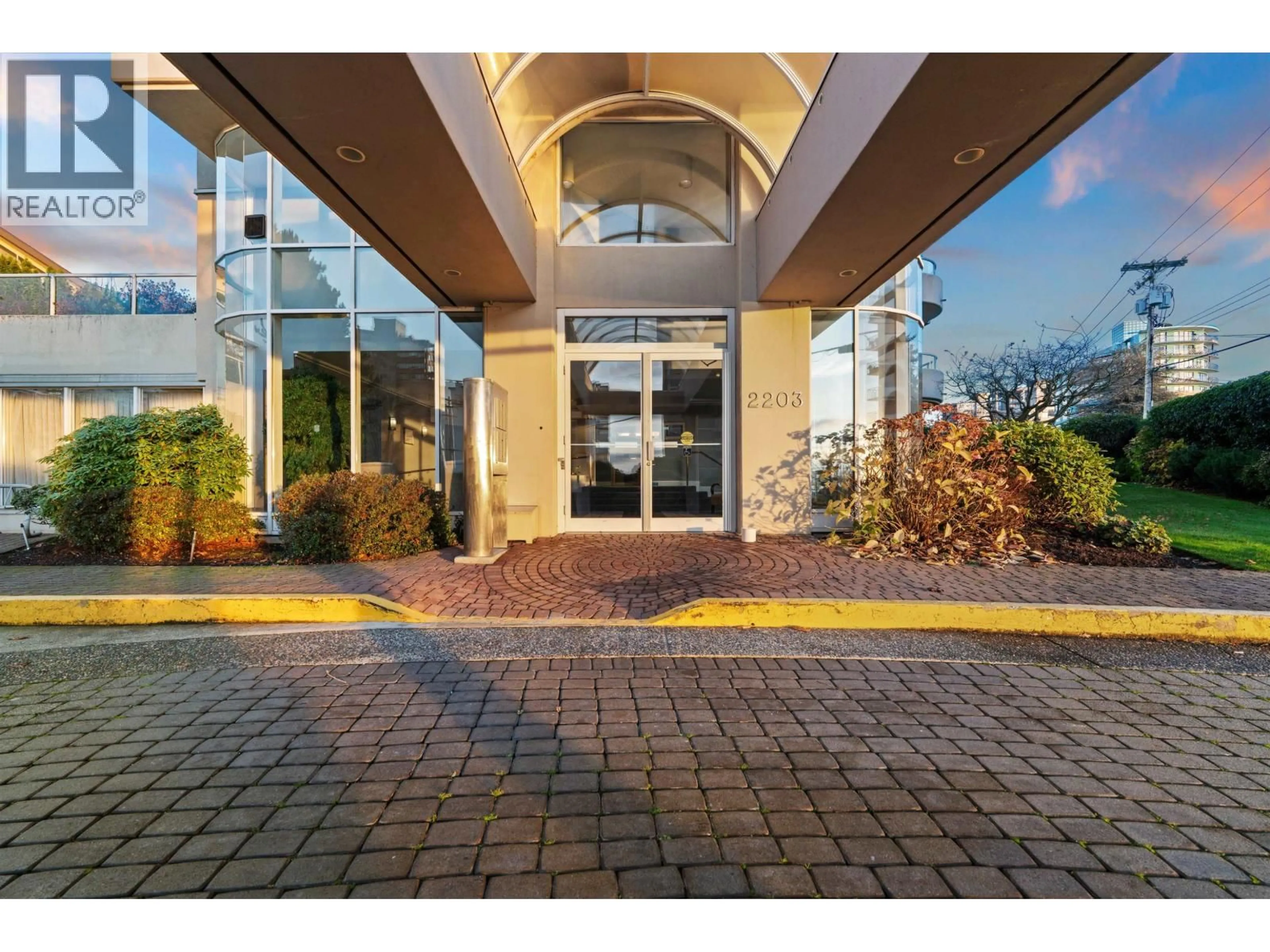 Indoor foyer for 201 - 2203 BELLEVUE AVENUE, West Vancouver British Columbia V7V4V7