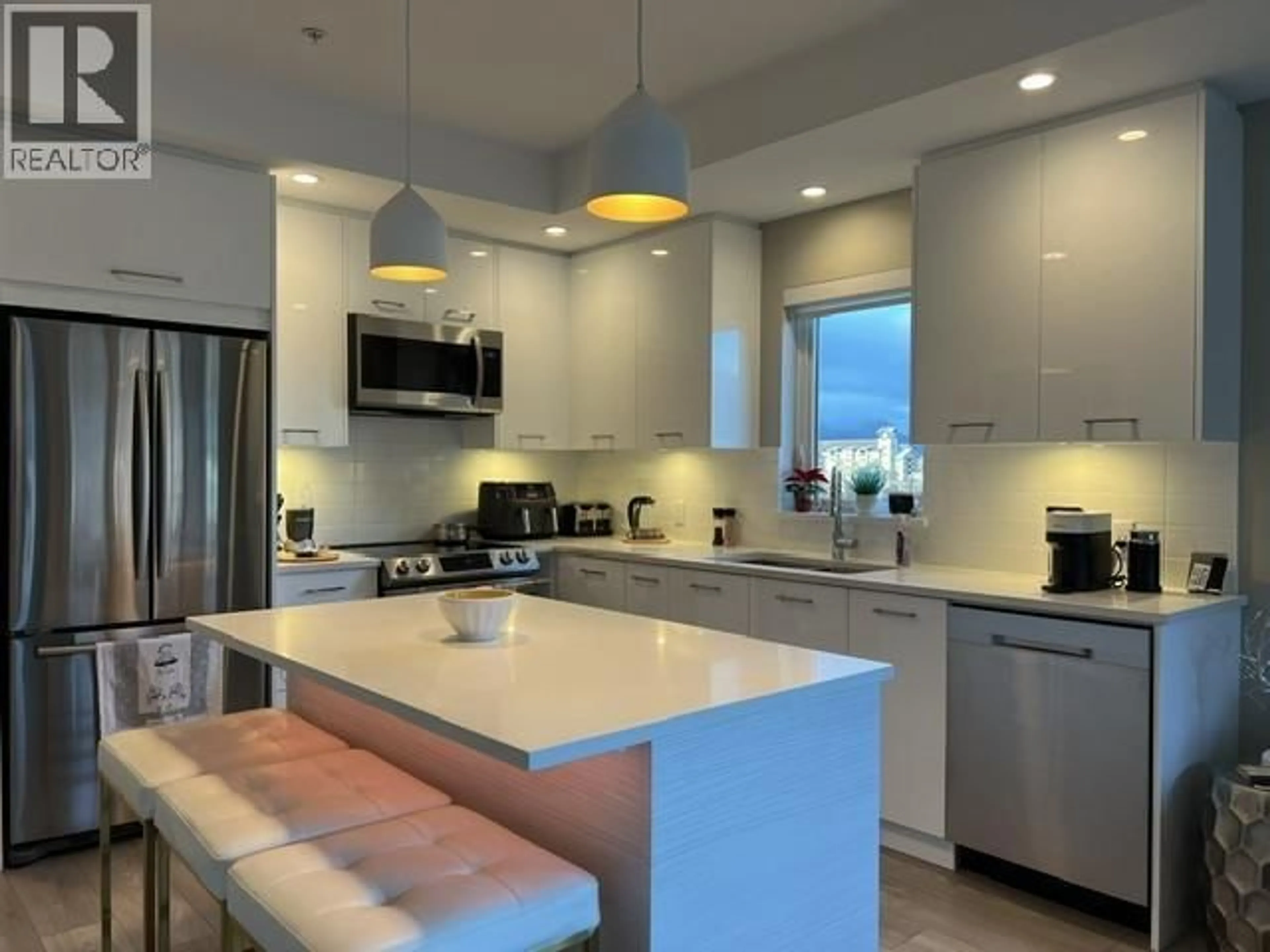 Open concept kitchen, ceramic/tile floor for 516 - 38033 SECOND AVENUE, Squamish British Columbia V8B0C4