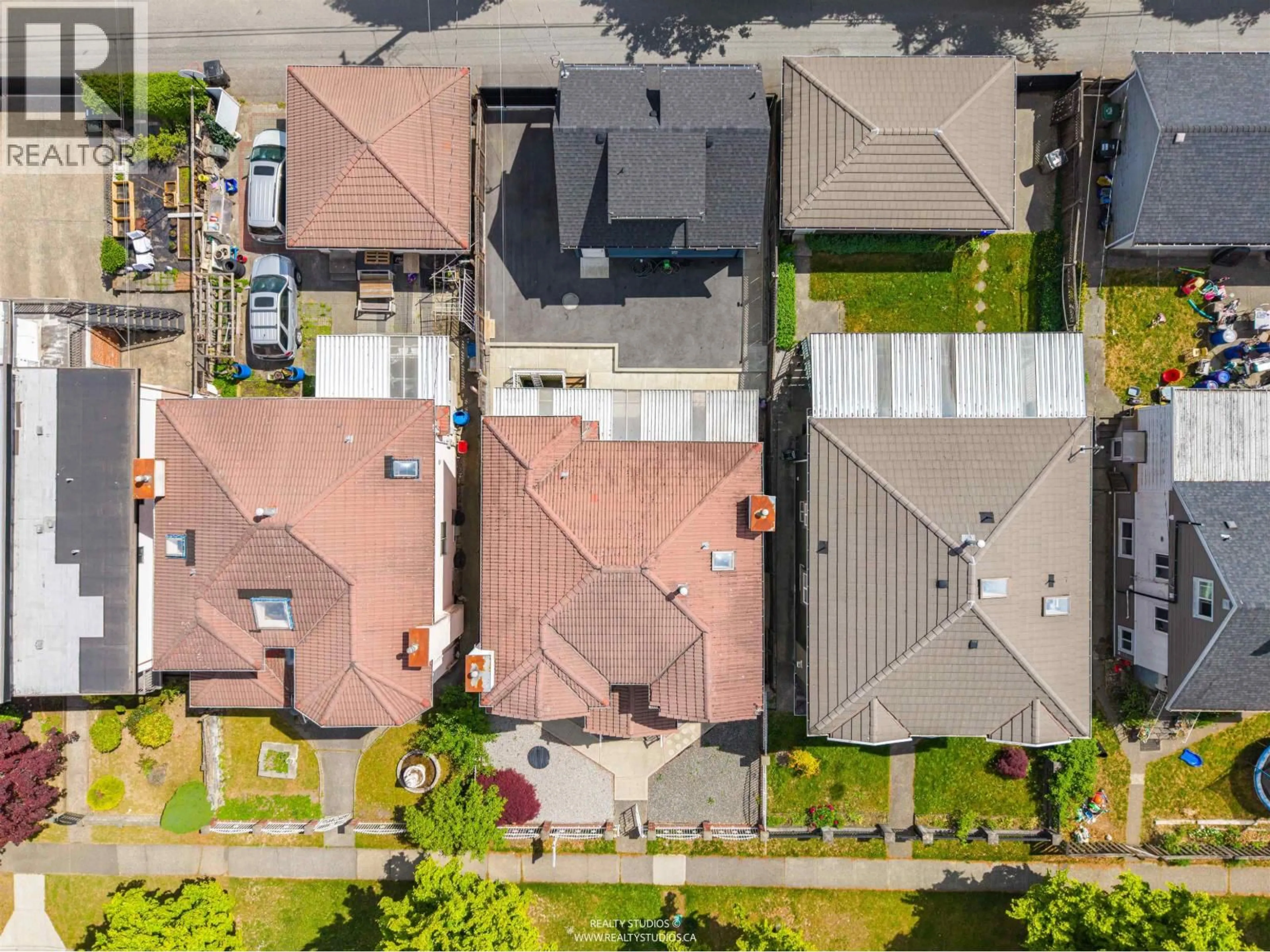 A pic from outside/outdoor area/front of a property/back of a property/a pic from drone, street for 3466 DIEPPE DRIVE, Vancouver British Columbia V5M4C7