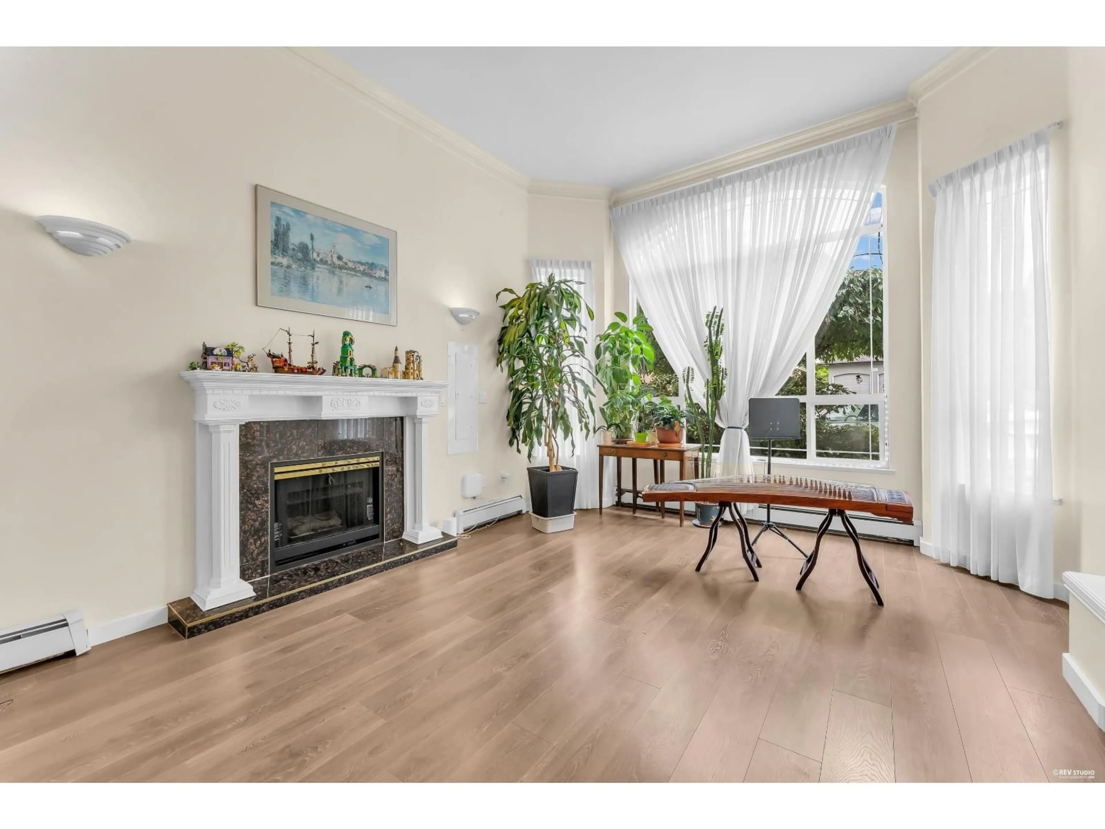 Living room with furniture, wood/laminate floor for 7882 165A STREET, Surrey British Columbia V3S7V3