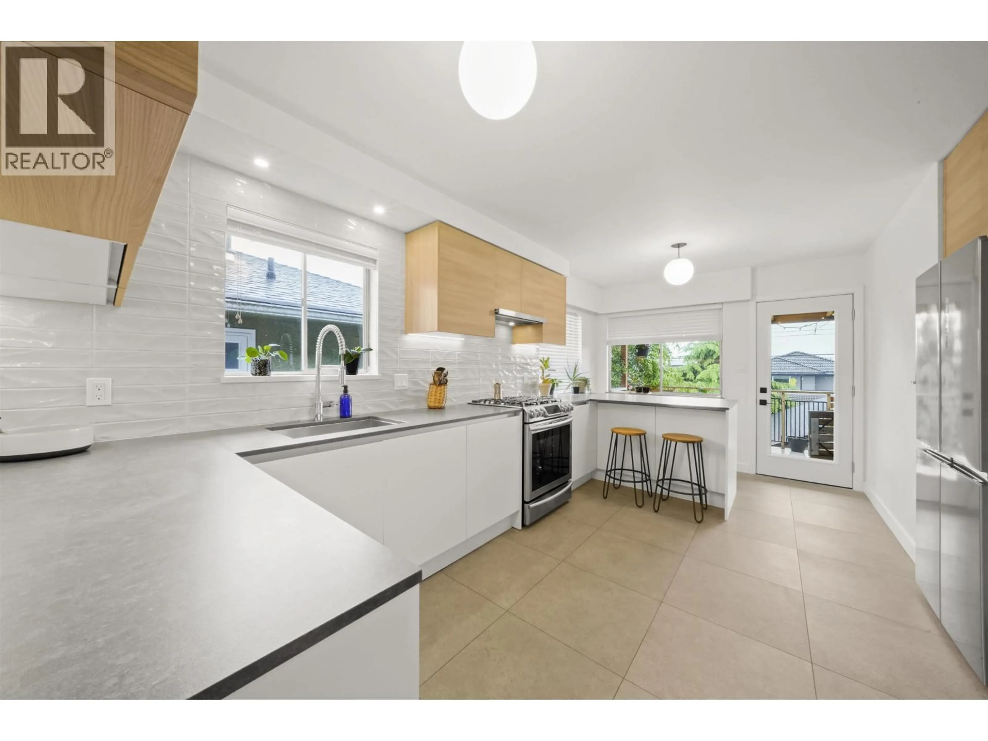 Open concept kitchen, ceramic/tile floor for 75 SPRINGER AVENUE, Burnaby British Columbia V5B3K4