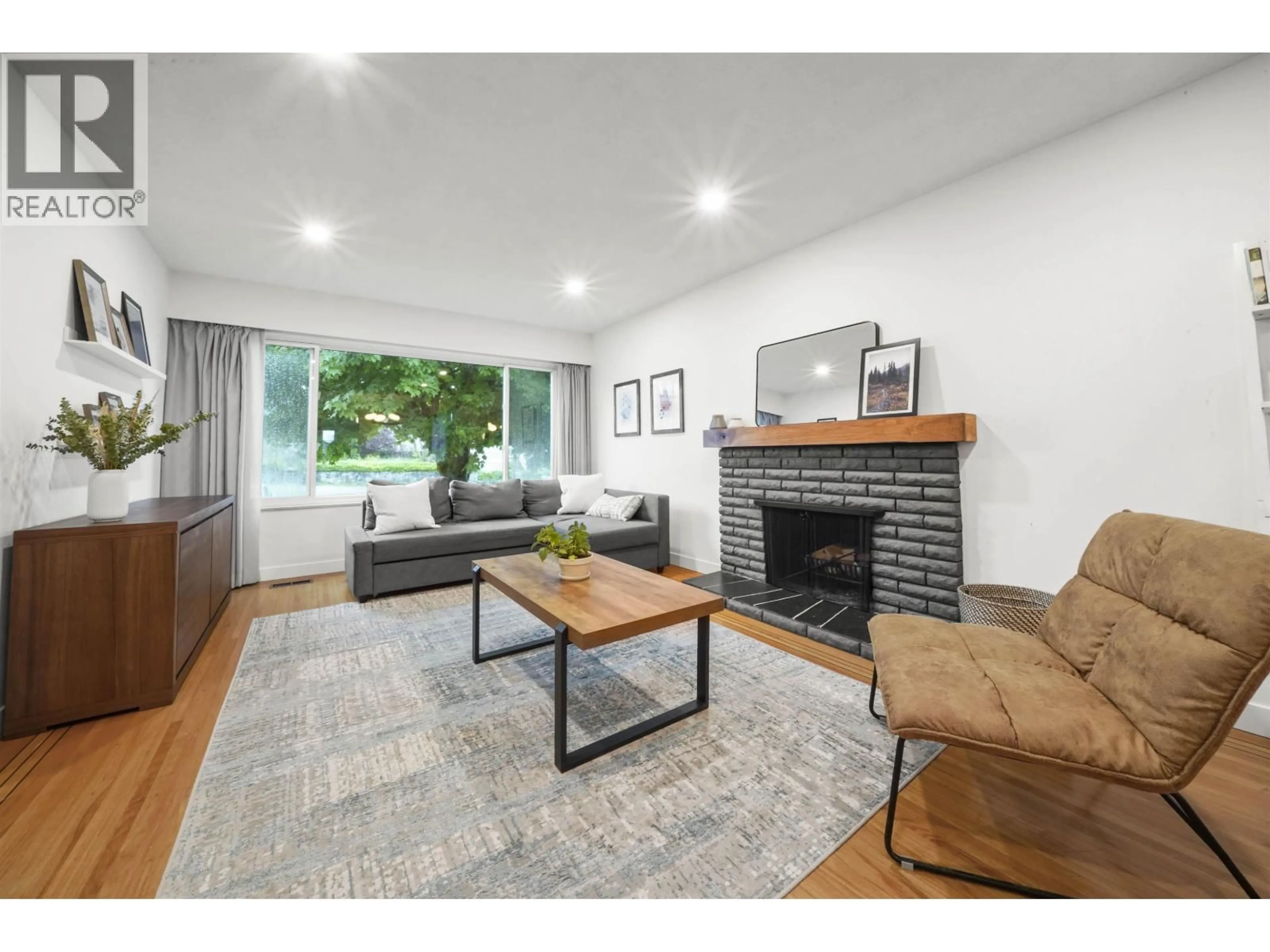 Living room with furniture, wood/laminate floor for 75 SPRINGER AVENUE, Burnaby British Columbia V5B3K4