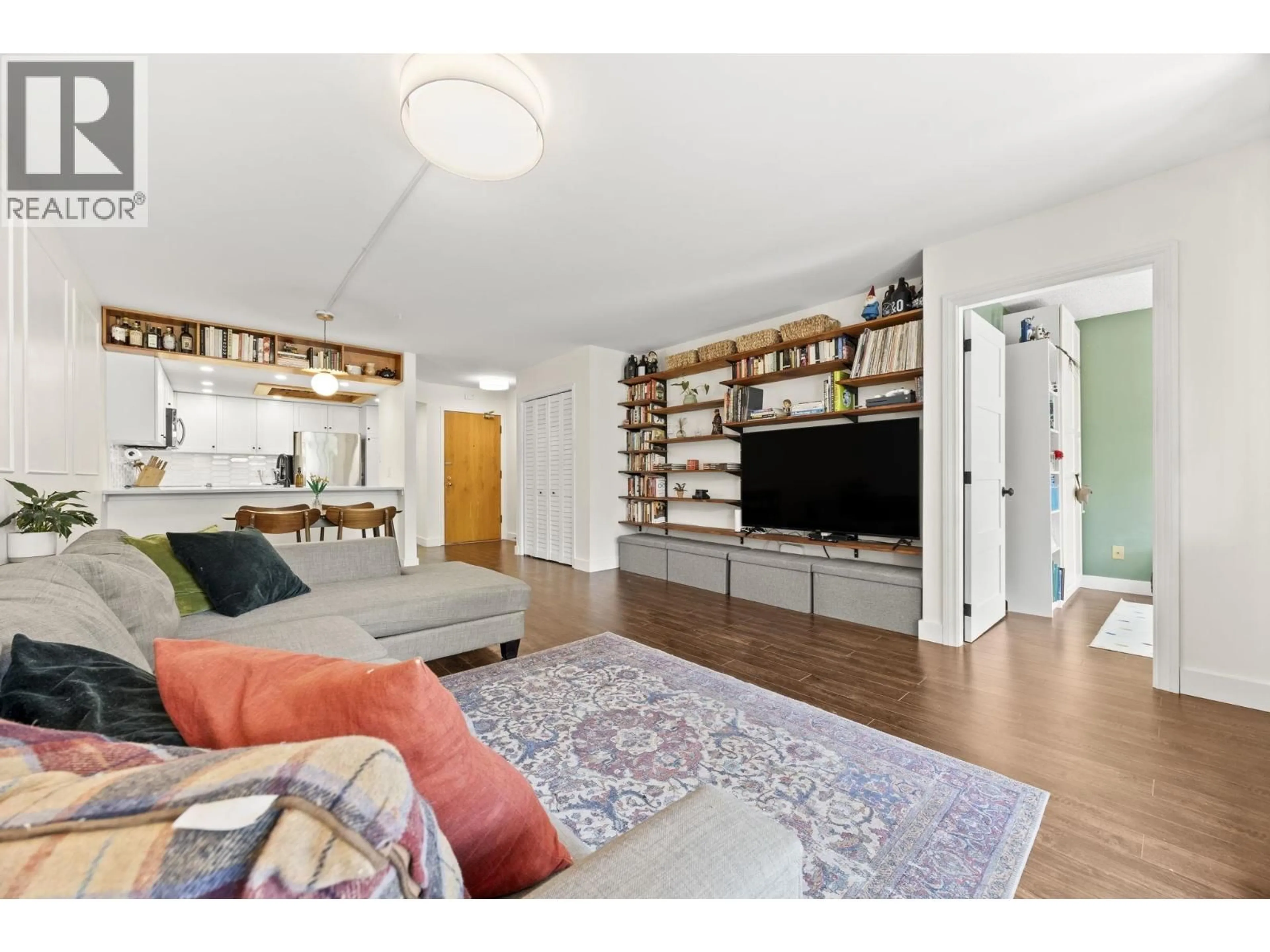 Living room with furniture, wood/laminate floor for 102 - 1045 QUAYSIDE DRIVE, New Westminster British Columbia V3M6C9
