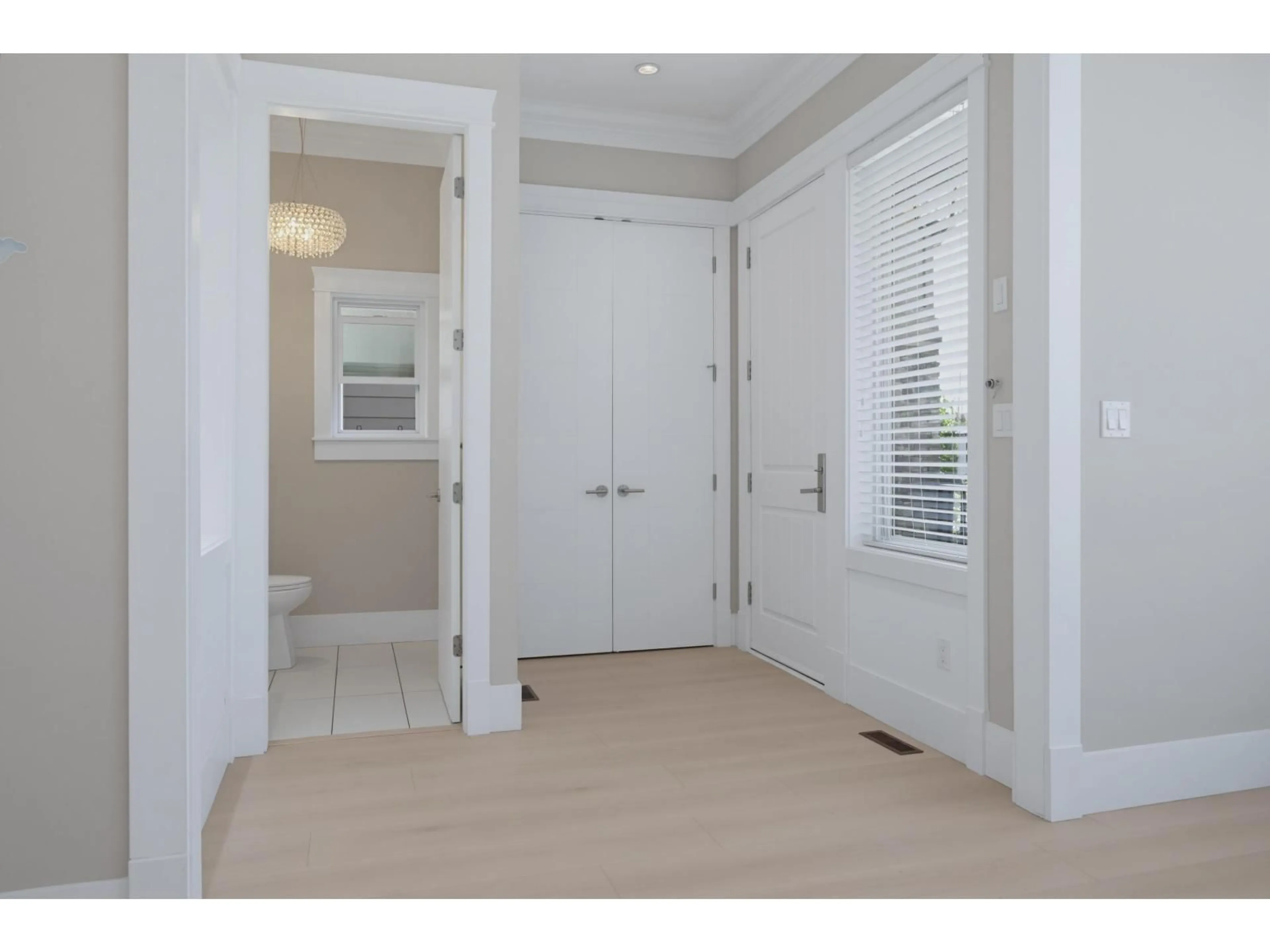 Indoor entryway for 3 - 1426 FINLAY STREET, White Rock British Columbia V4B4L5