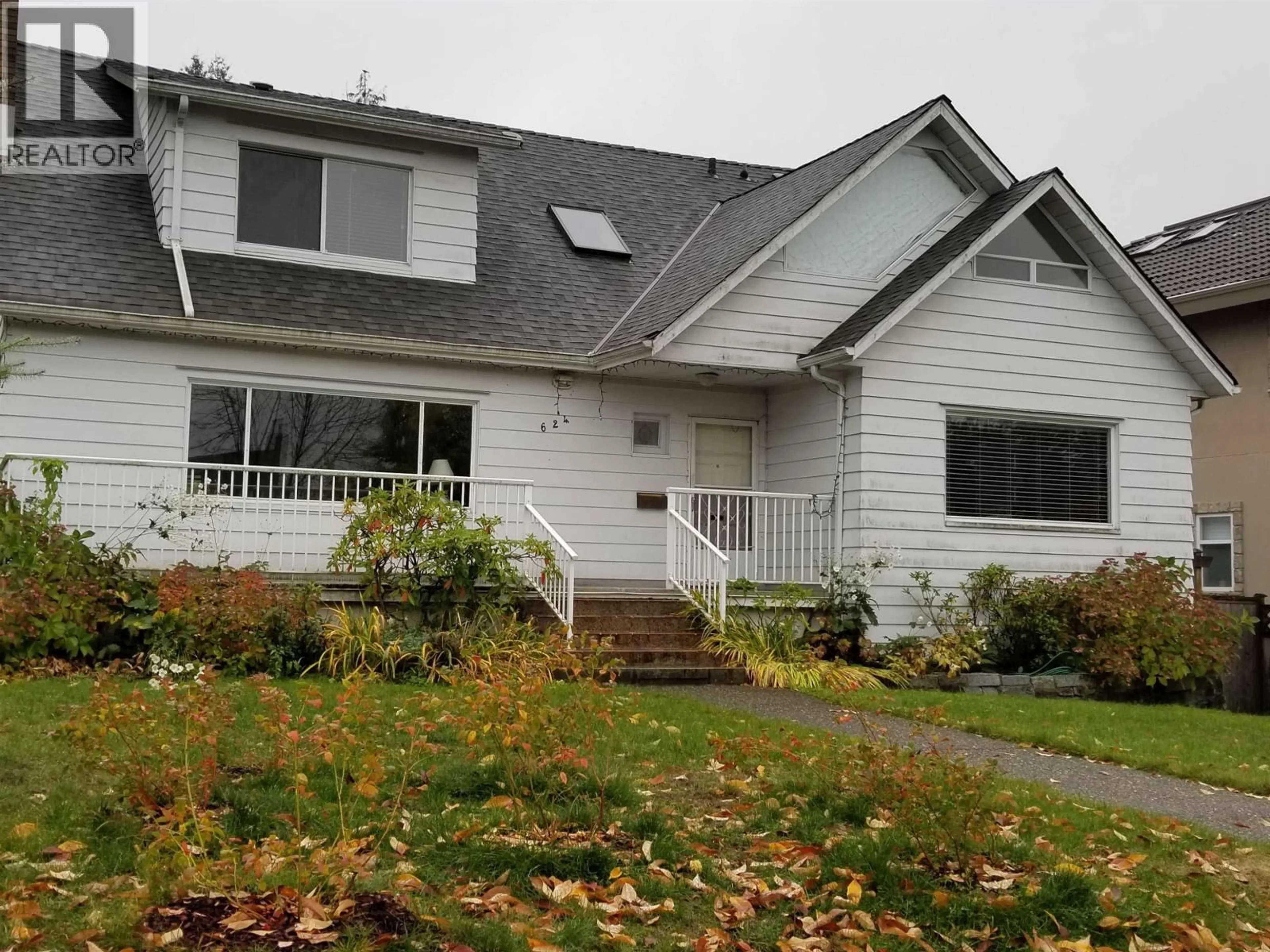 Home with vinyl exterior material, street for 624 30TH AVENUE, Vancouver British Columbia V5Z2J3