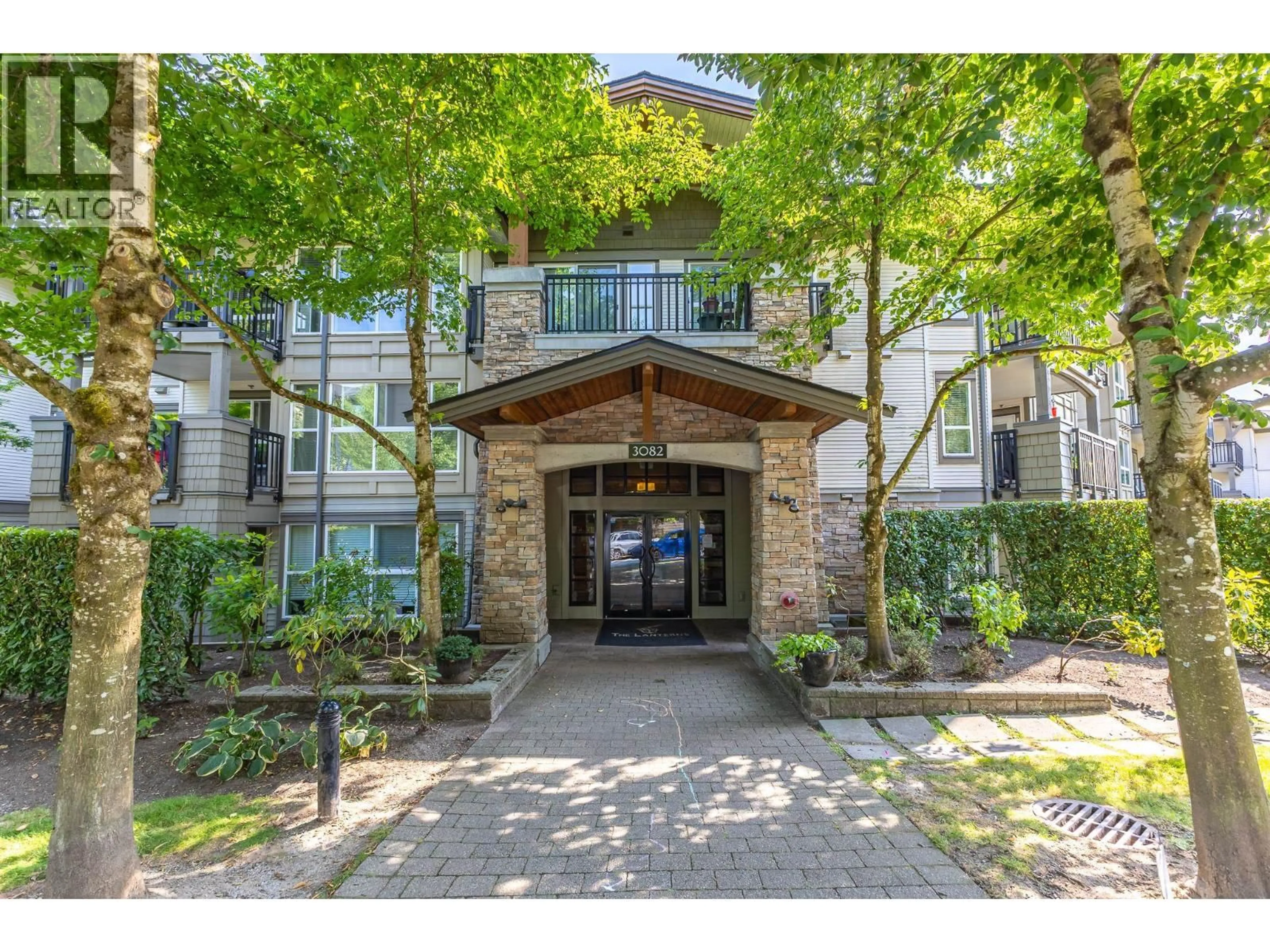 Indoor foyer for 201 - 3082 DAYANEE SPRINGS BOULEVARD, Coquitlam British Columbia V3E0A3