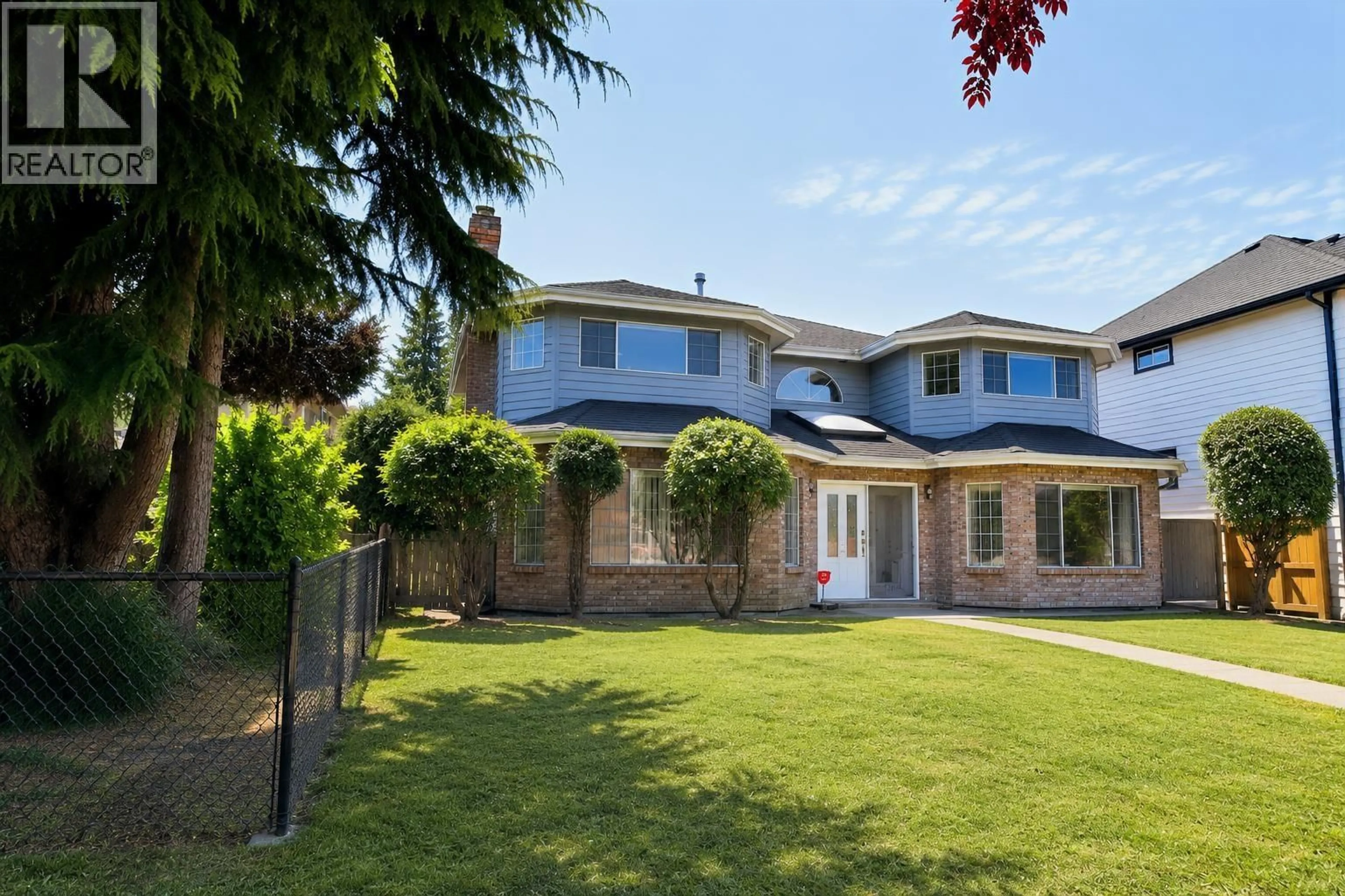A pic from outside/outdoor area/front of a property/back of a property/a pic from drone, street for 2718 OLIVER CRESCENT, Vancouver British Columbia V6L1S9