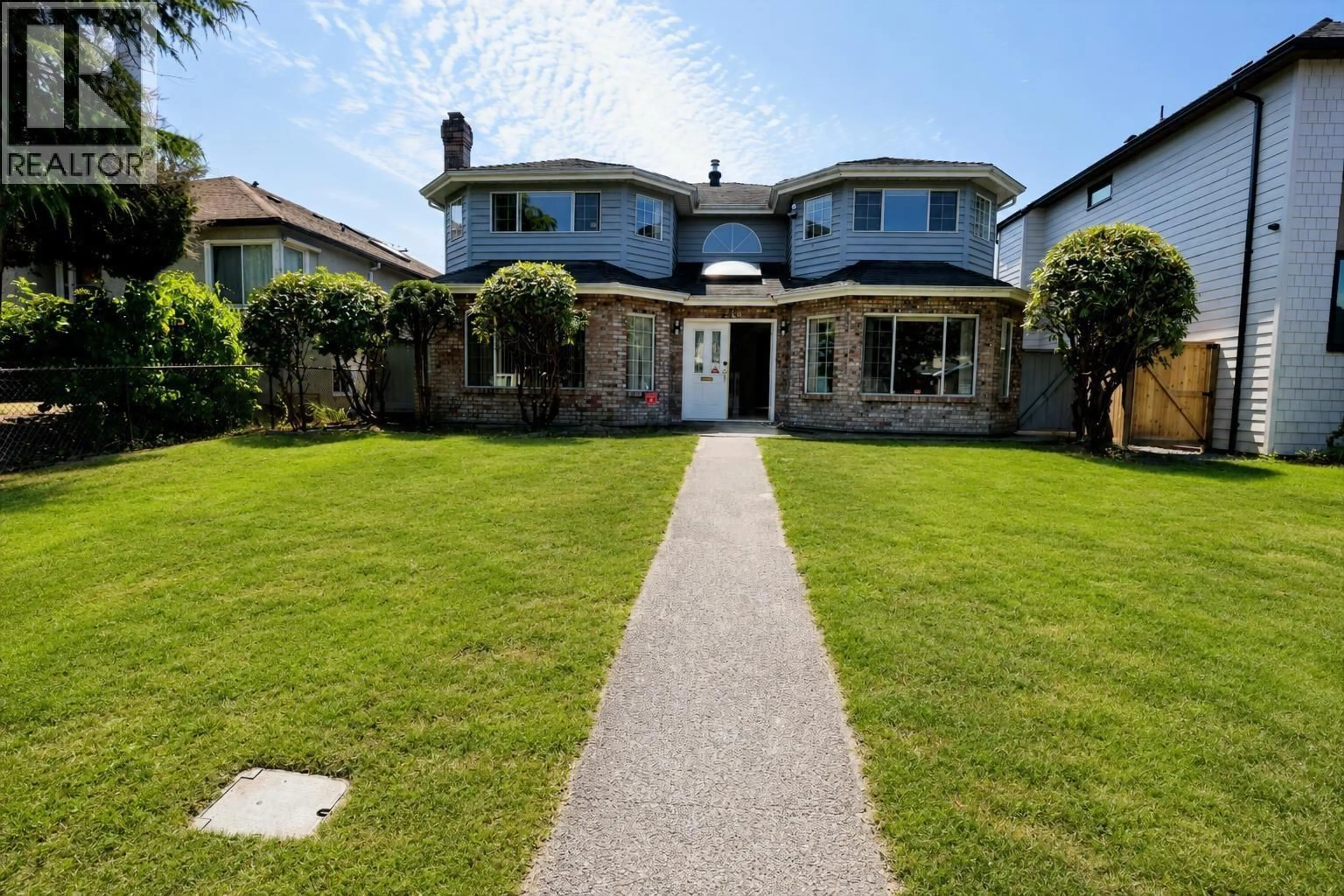 A pic from outside/outdoor area/front of a property/back of a property/a pic from drone, street for 2718 OLIVER CRESCENT, Vancouver British Columbia V6L1S9