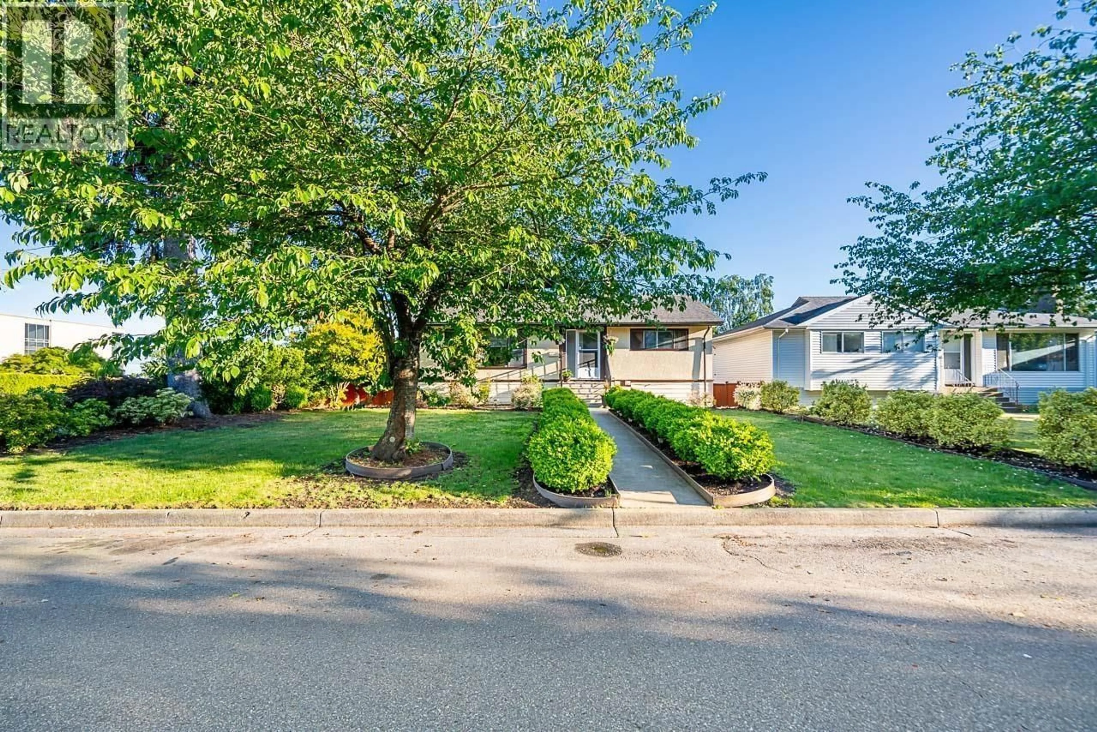 A pic from outside/outdoor area/front of a property/back of a property/a pic from drone, street for 3796 PETER STREET, Burnaby British Columbia V5J1N4