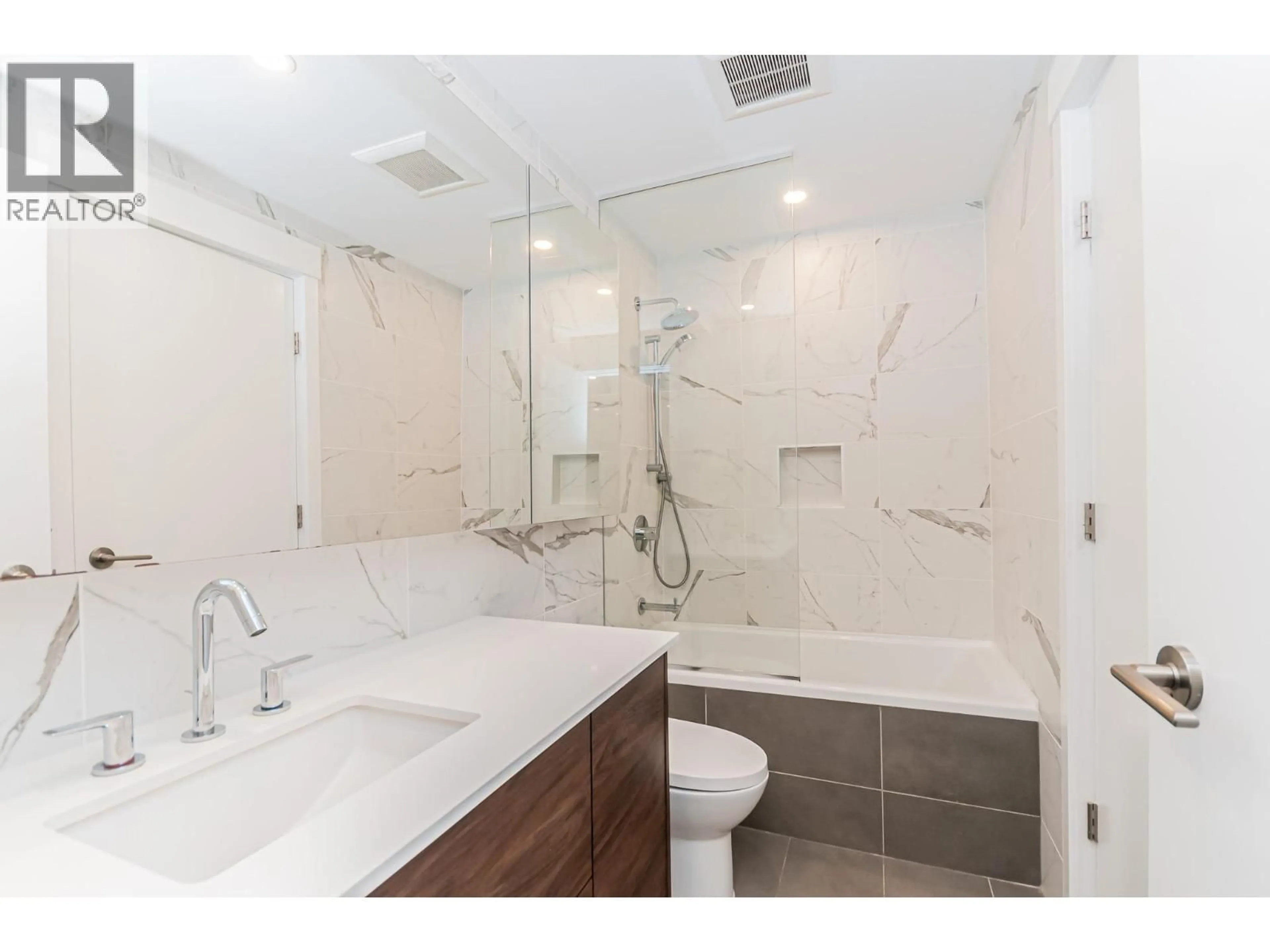 Standard bathroom, ceramic/tile floor for 2410 - 4711 HAZEL STREET, Burnaby British Columbia V5H0J9
