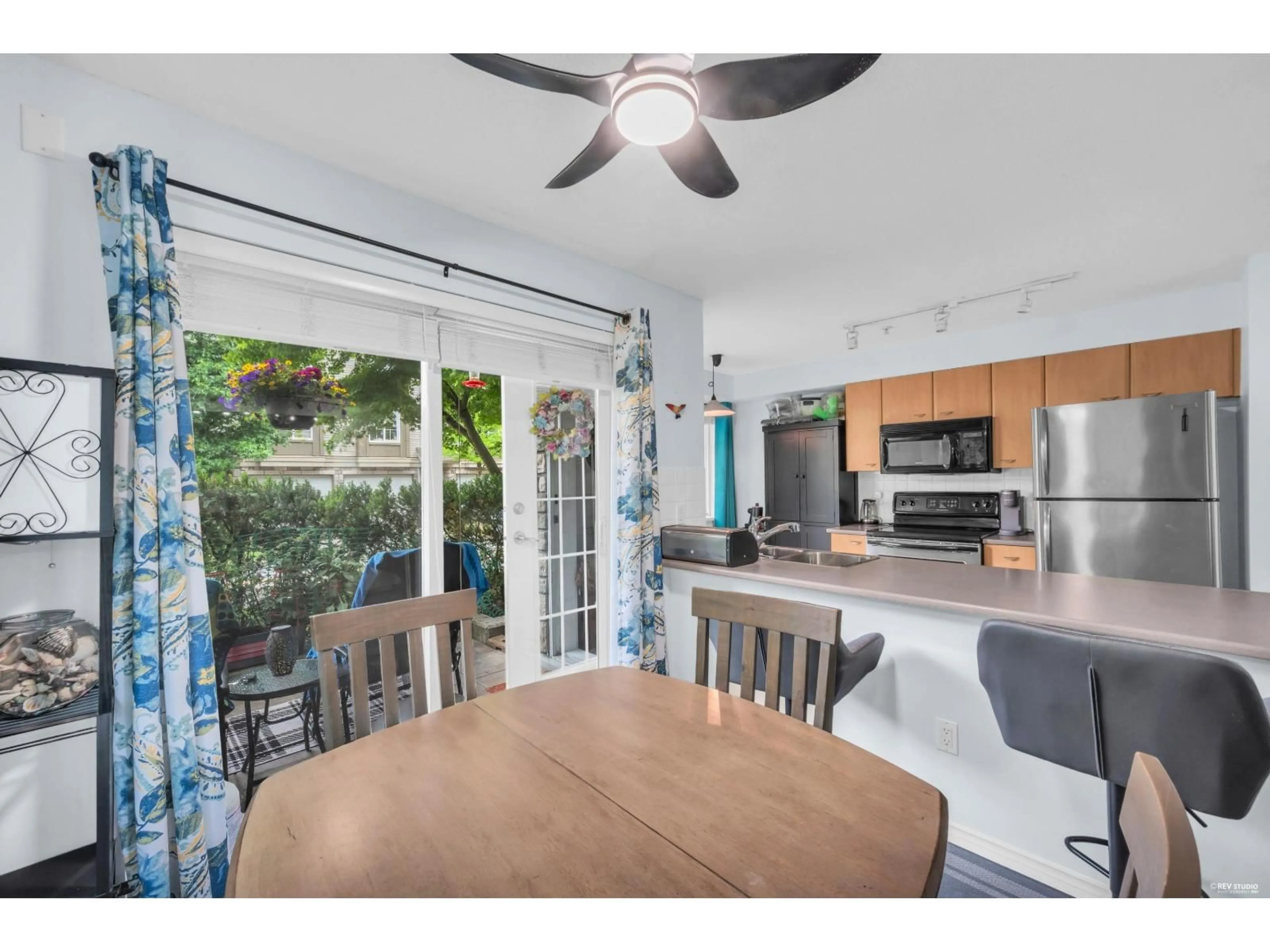 Open concept kitchen, unknown for 112 - 14877 100 AVENUE, Surrey British Columbia V3R3H1