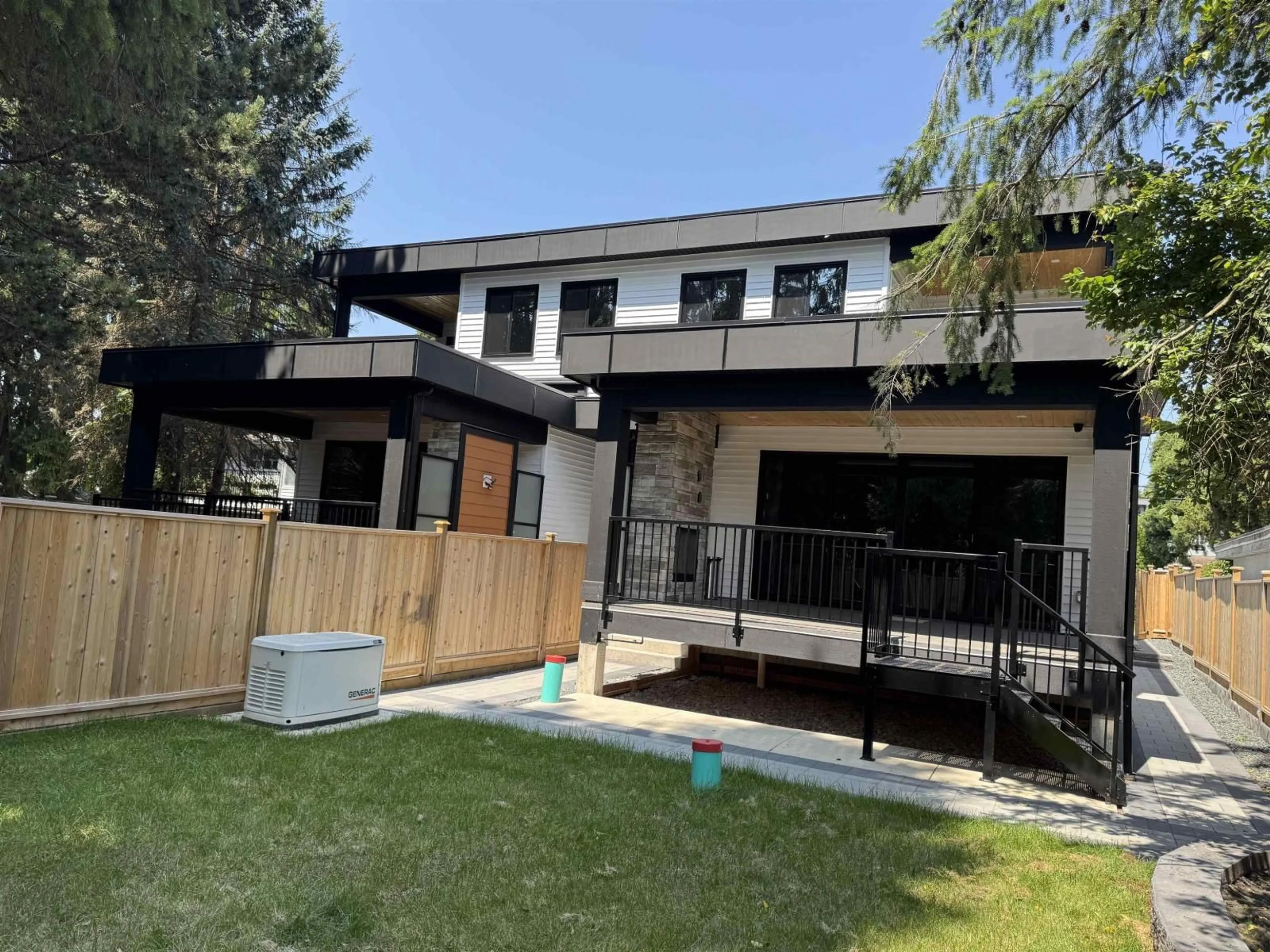 A pic from outside/outdoor area/front of a property/back of a property/a pic from drone, mountain view for 14206 NORTH BLUFF ROAD, White Rock British Columbia V4B3C4