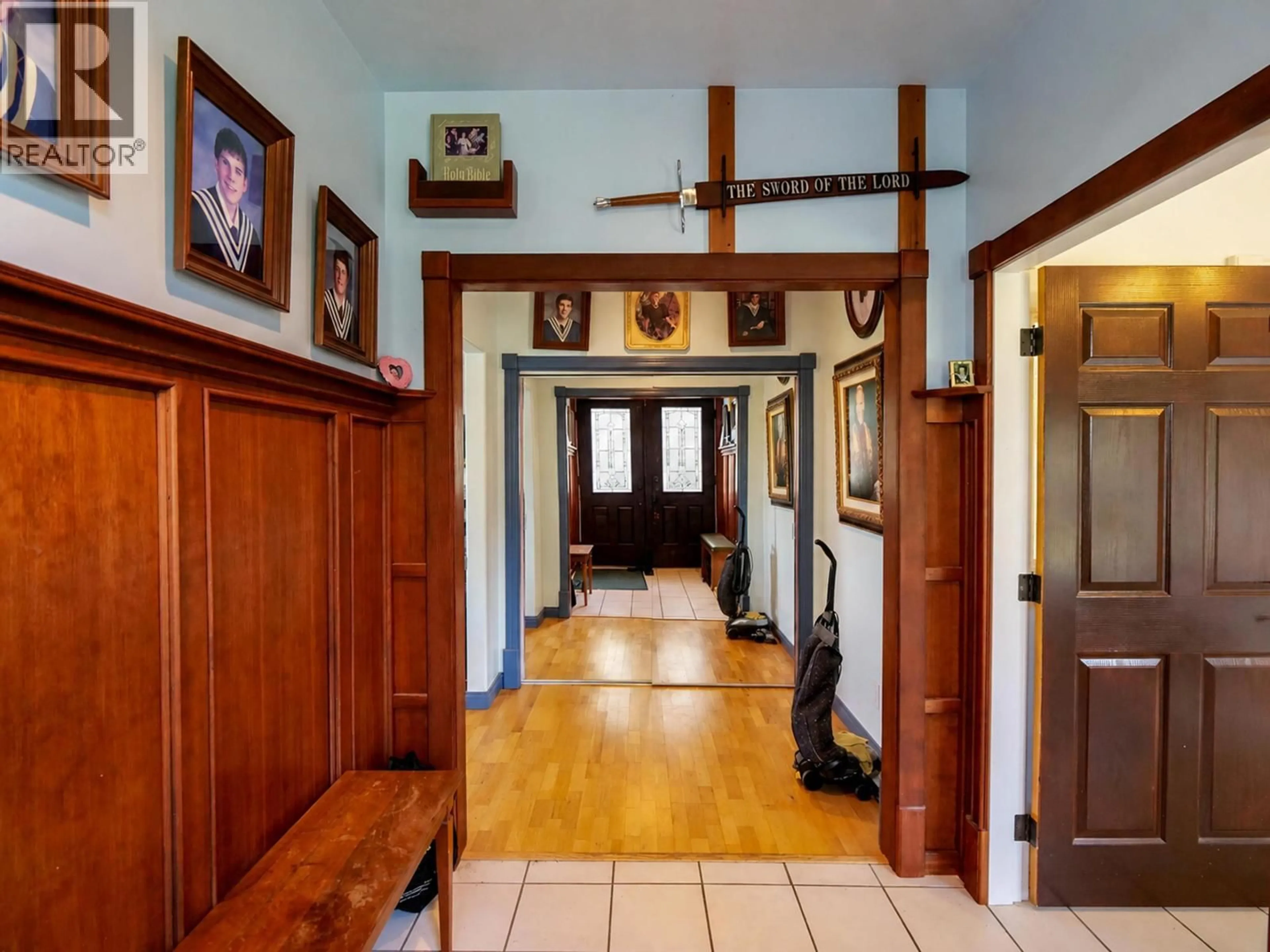 Indoor foyer for 5175 BAKER-KERSLEY ROAD, Quesnel British Columbia V2J6L6