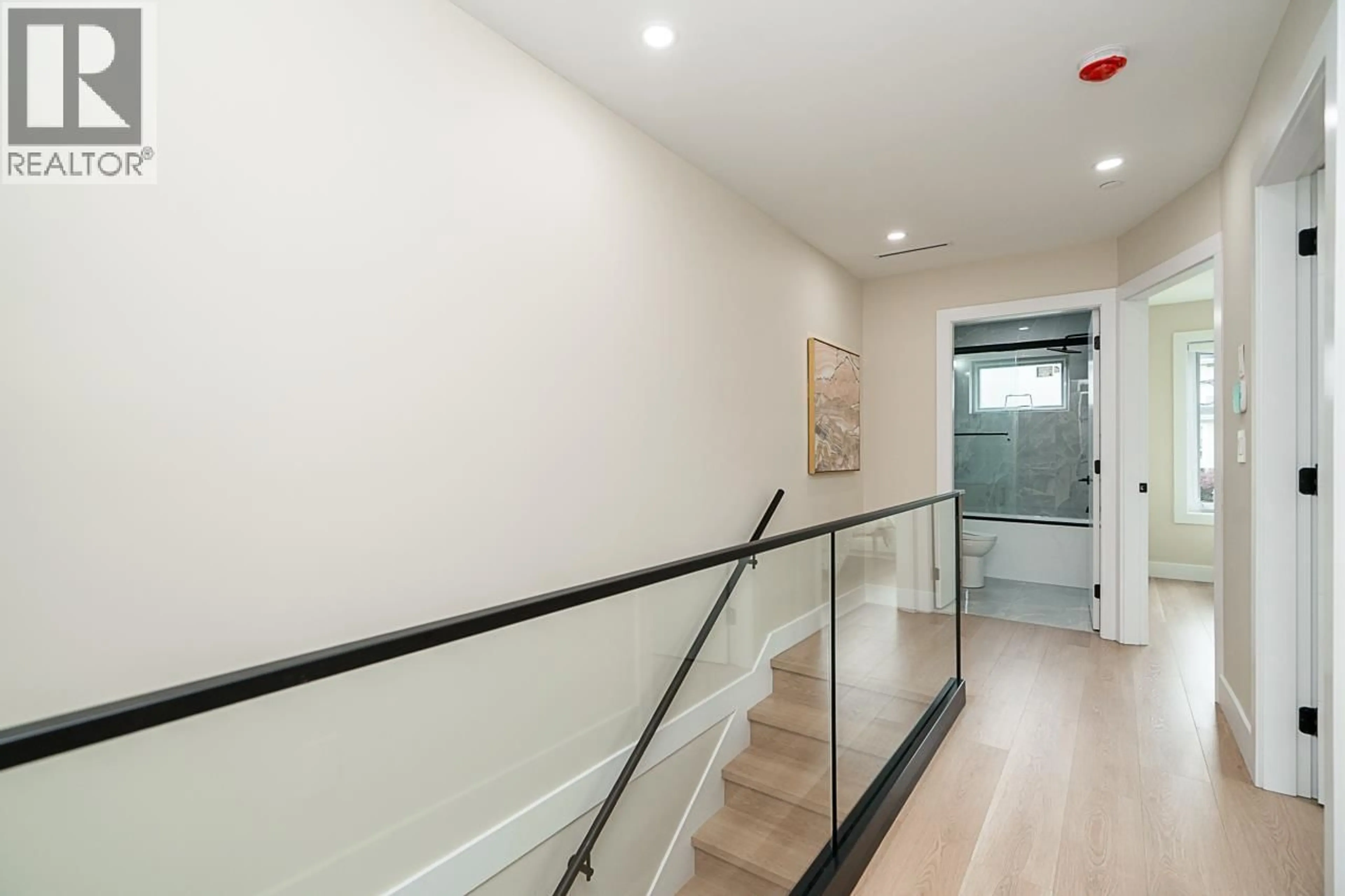 Indoor foyer for 2826 CHEYENNE AVENUE, Vancouver British Columbia V5R4R6
