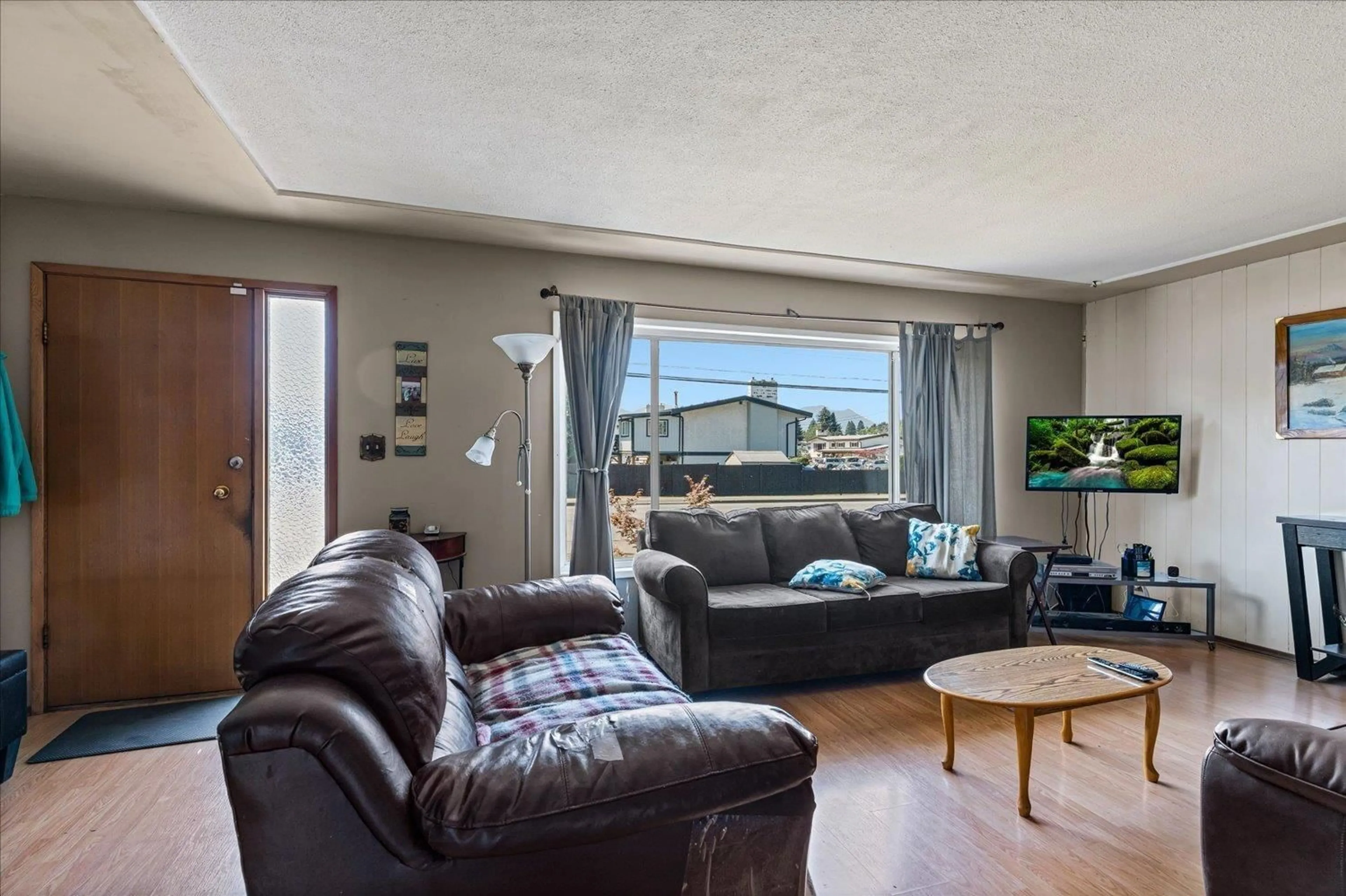 Living room with furniture, unknown for 46515 CHILLIWACK CENTRAL ROAD, Chilliwack British Columbia V2P1K1