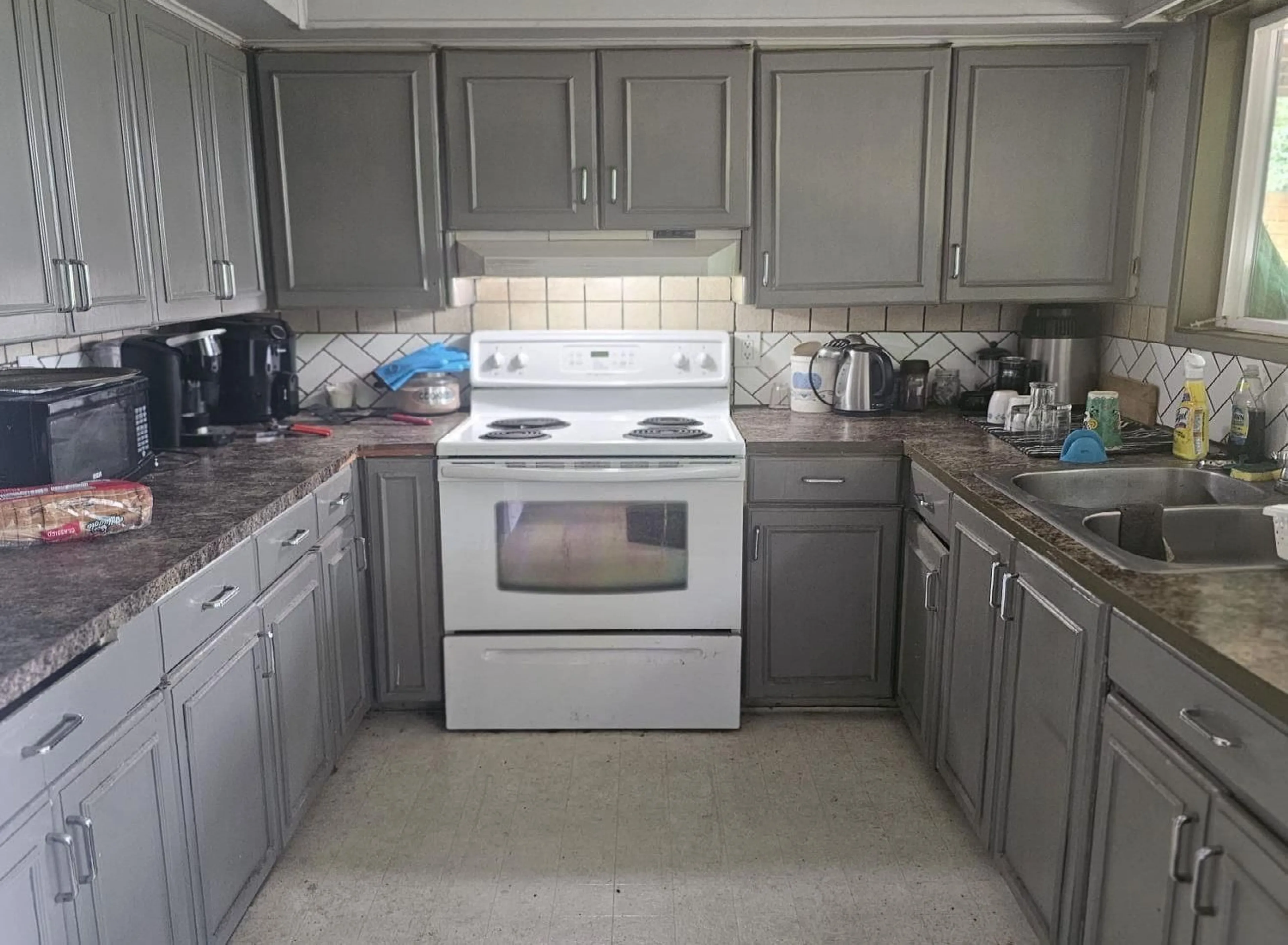 Standard kitchen, unknown for 11333 96 AVENUE, Surrey British Columbia V3V1V7