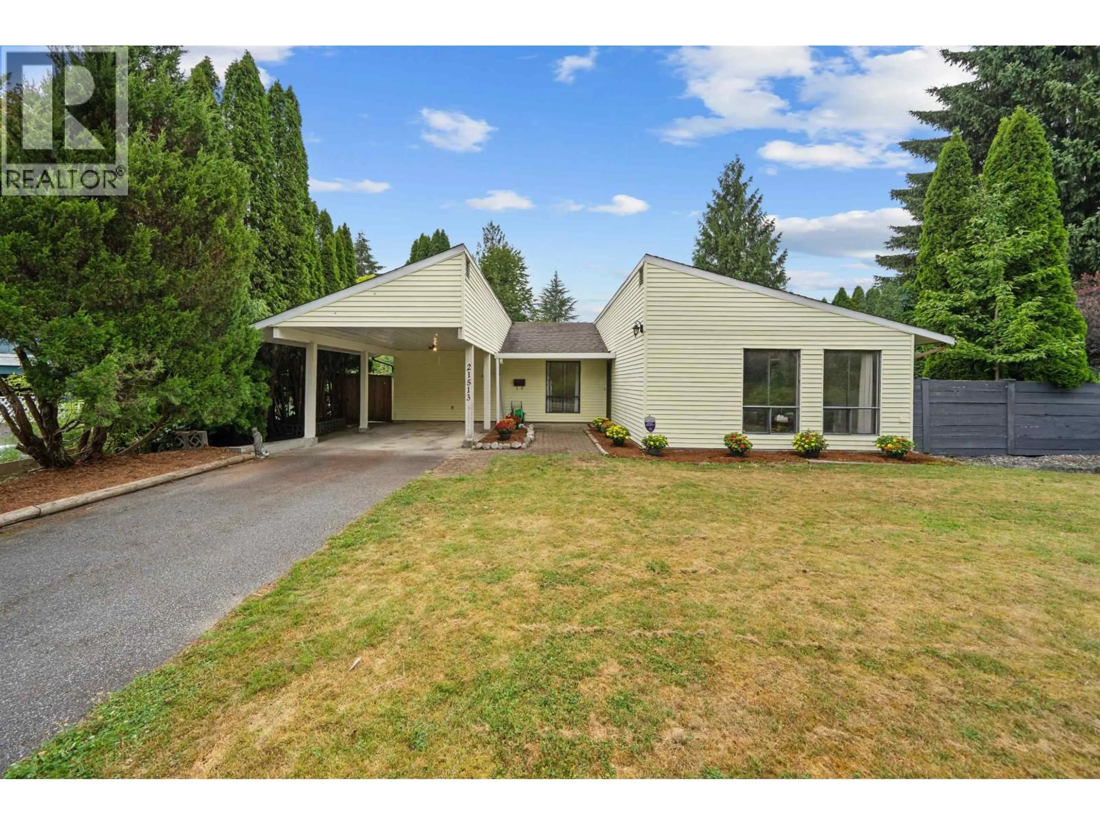 A pic from outside/outdoor area/front of a property/back of a property/a pic from drone, street for 21513 SPRING AVENUE, Maple Ridge British Columbia V4R2K8