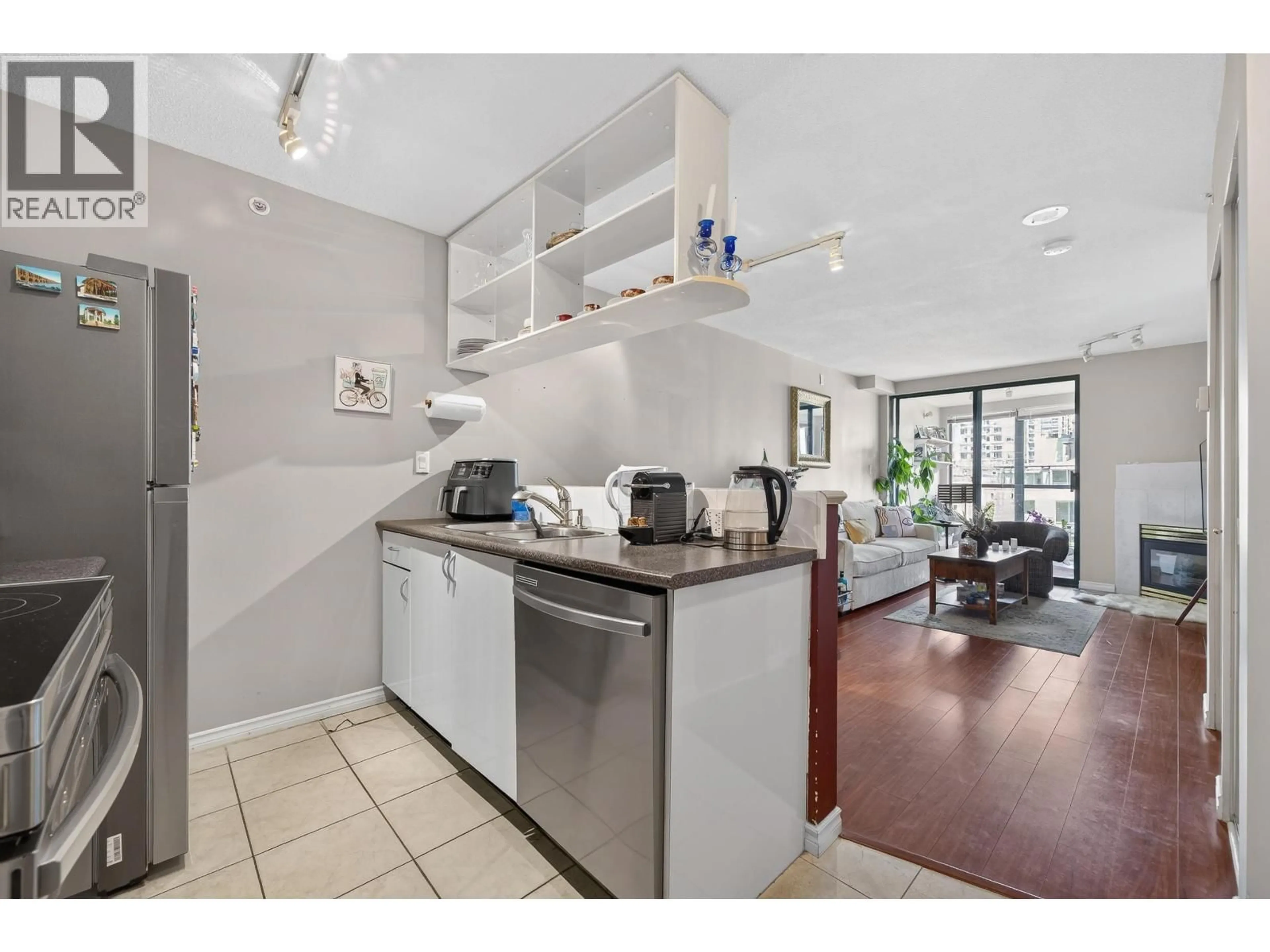 Standard kitchen, unknown for 903 - 939 HOMER STREET, Vancouver British Columbia V6B2W6