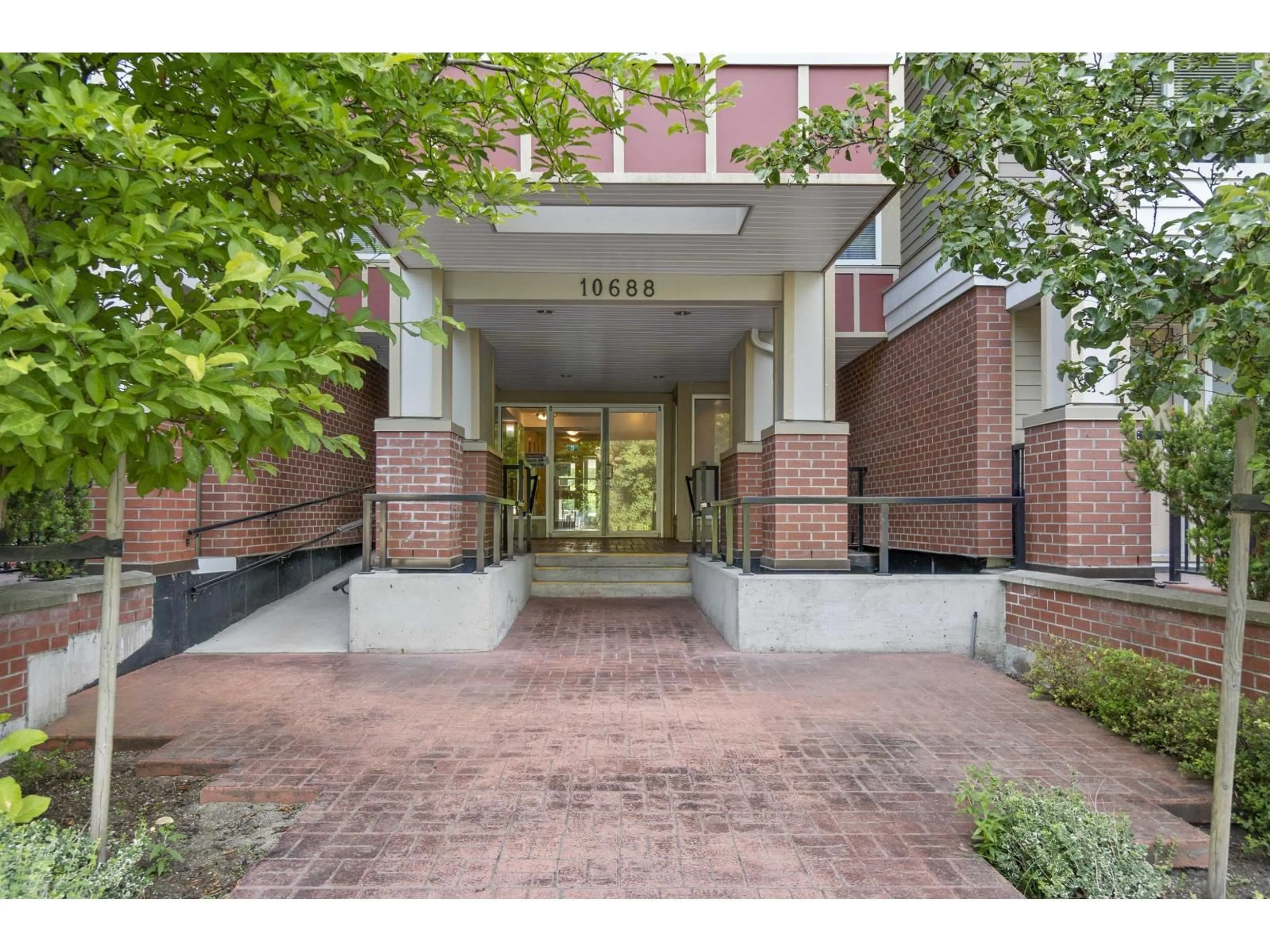 Indoor foyer for 409 - 10688 140 STREET, Surrey British Columbia V3T0M6