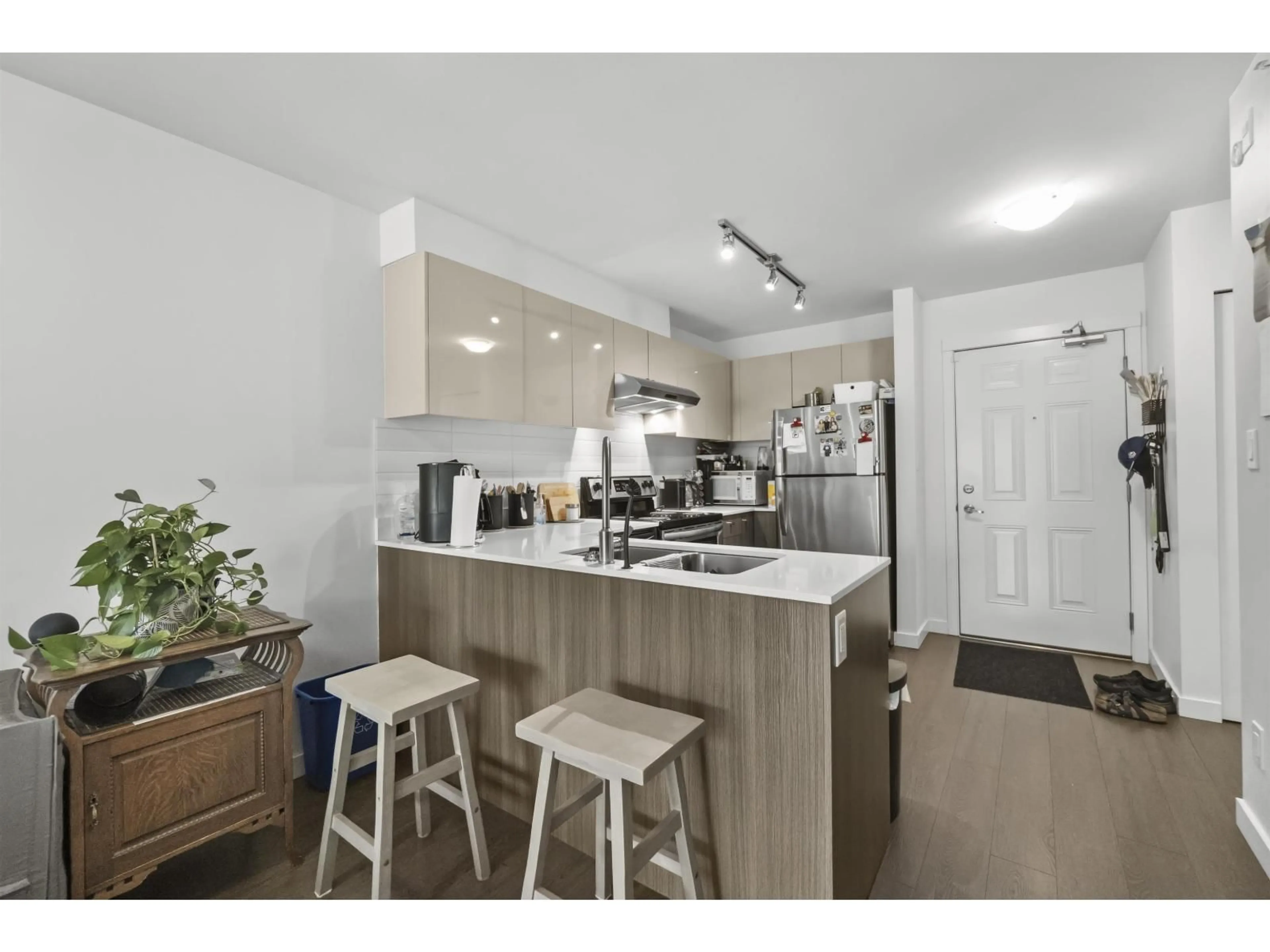 Open concept kitchen, unknown for 409 - 10688 140 STREET, Surrey British Columbia V3T0M6