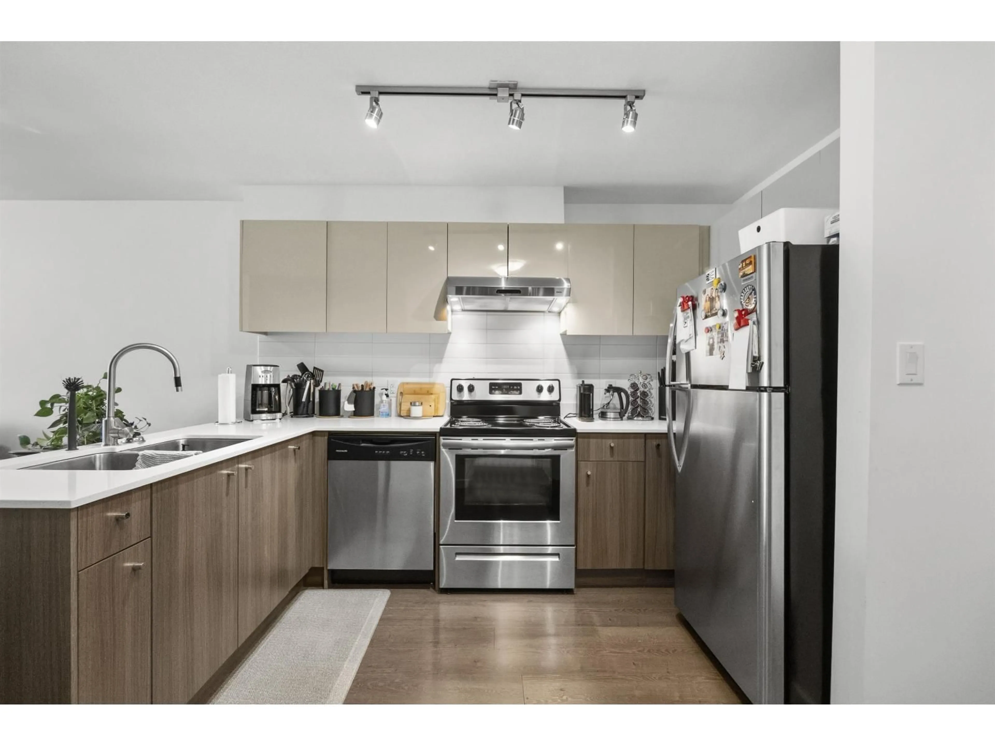 Standard kitchen, wood/laminate floor for 409 - 10688 140 STREET, Surrey British Columbia V3T0M6