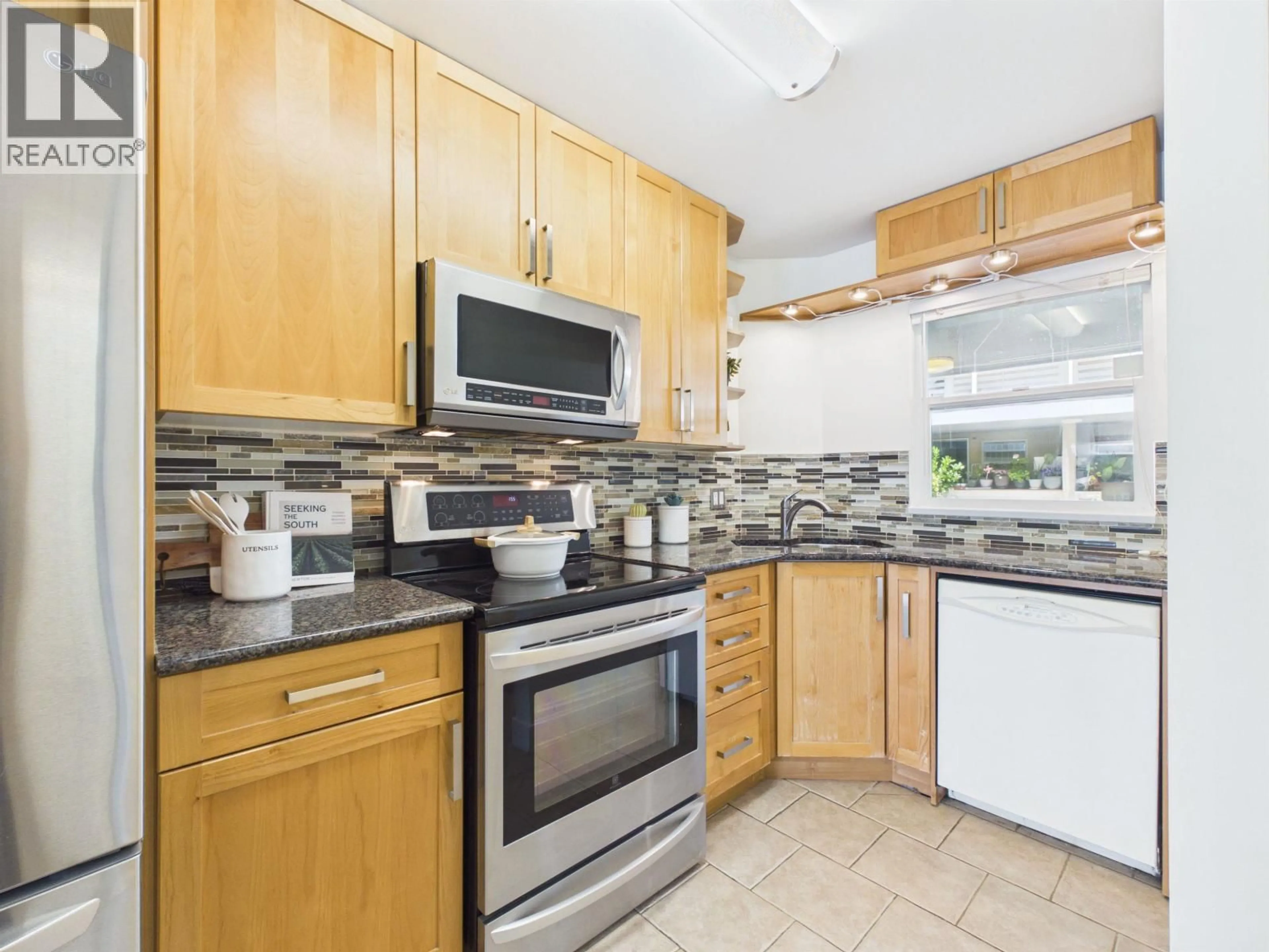 Standard kitchen, ceramic/tile floor for 215 - 2238 KINGSWAY STREET, Vancouver British Columbia V5N2T7