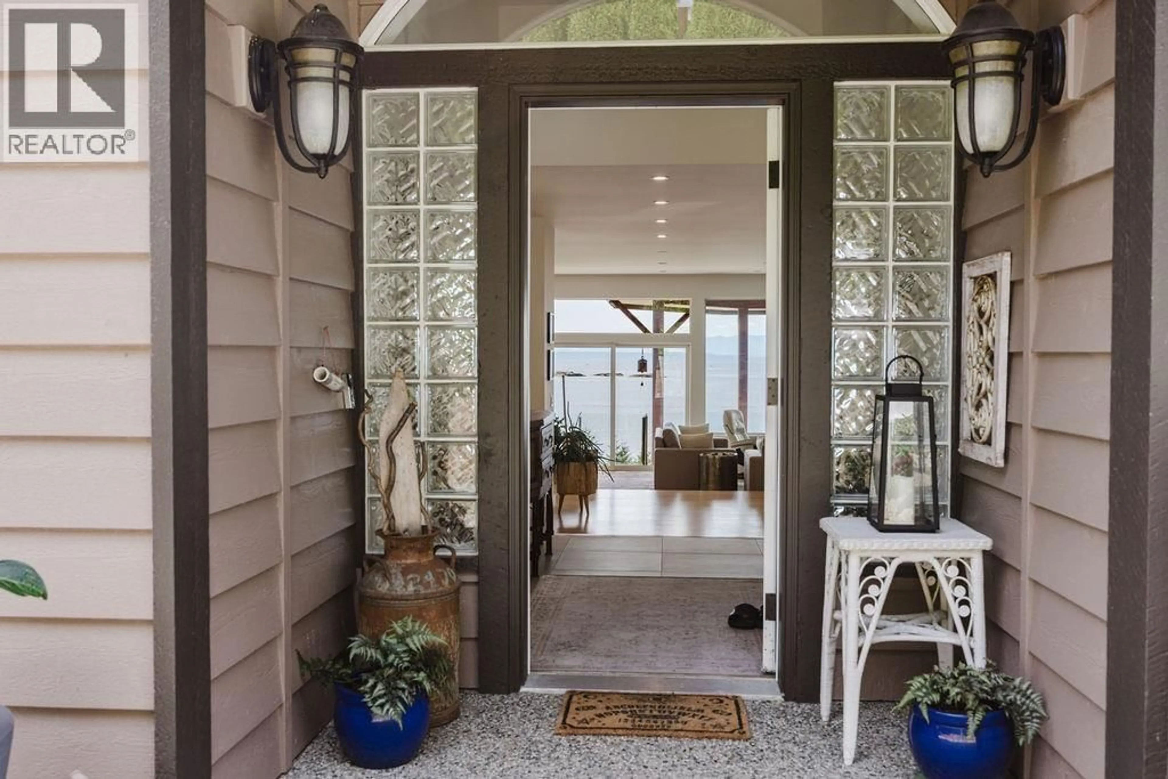 Indoor entryway for 6889 ISLAND VIEW ROAD, Sechelt British Columbia V7Z0T2